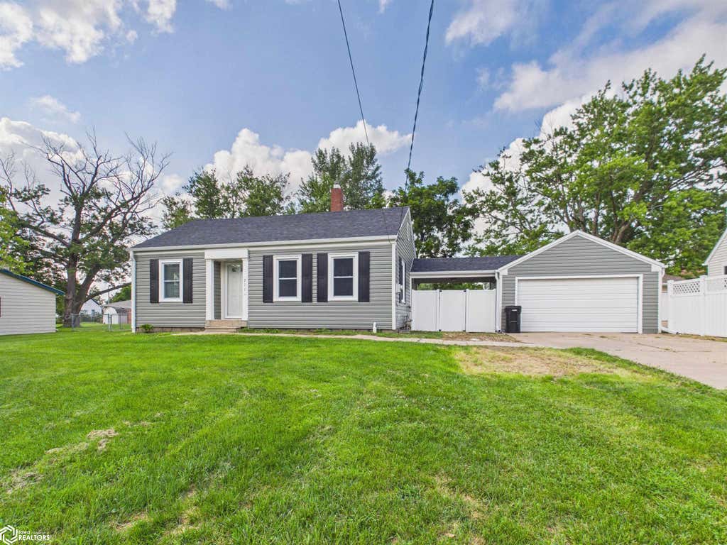 Photo of 211 W Golf Avenue, Ottumwa, IA 52501 (MLS # 6341322)