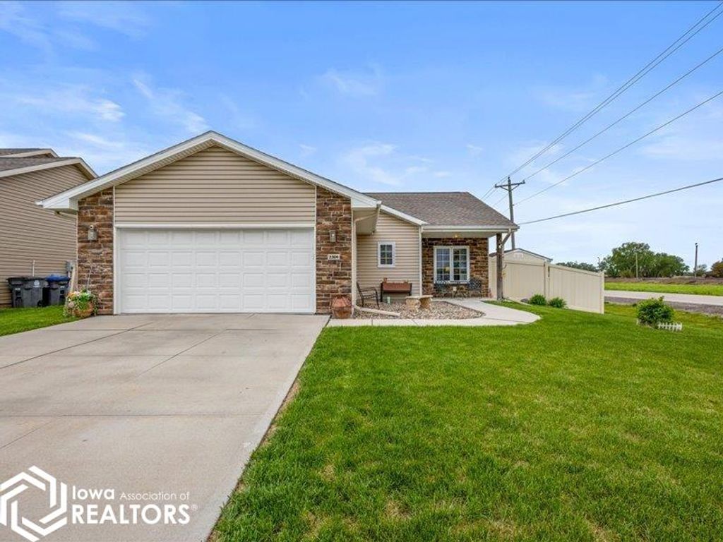 Photo of 2304 S 19th Street, Council Bluffs, IA 51501 (MLS # 6337701)