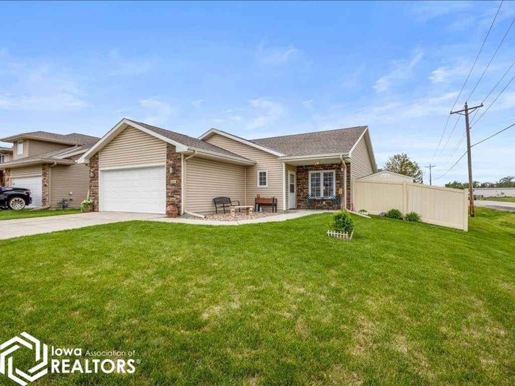 Photo of 2304 S 19th Street, Council Bluffs, IA 51501 (MLS # 6337701)
