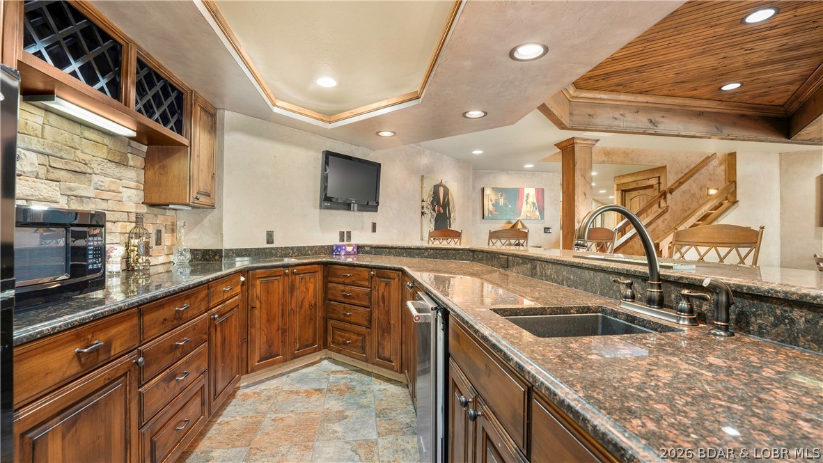 Four Seasons, Missouri, 65049, United States, 6 Bedrooms Bedrooms, ,7 BathroomsBathrooms,Residential,Active,2052078