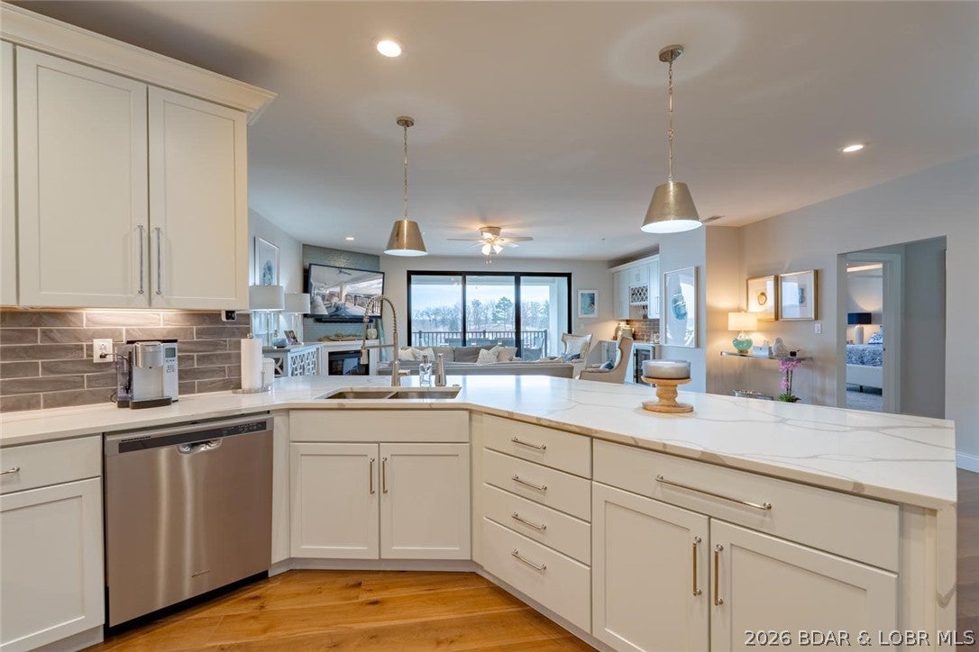Sunrise Beach, Missouri, 65079, United States, 4 Bedrooms Bedrooms, ,5 BathroomsBathrooms,Residential,Active,2037504