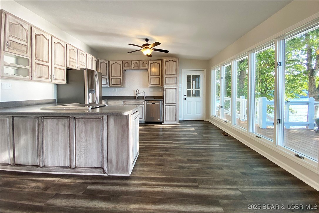 Sunrise Beach, Missouri, 65079, United States, 5 Bedrooms Bedrooms, ,5 BathroomsBathrooms,Residential,Active,2007146