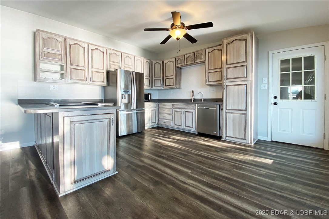 Sunrise Beach, Missouri, 65079, United States, 5 Bedrooms Bedrooms, ,5 BathroomsBathrooms,Residential,Active,2007146
