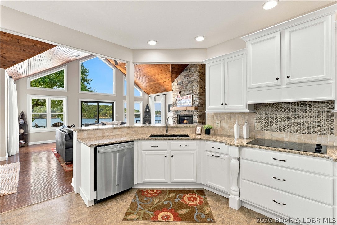 423 Kona Cv, Roach, MO, 65787, USA, 4 Bedrooms Bedrooms, ,5 BathroomsBathrooms,Residential,Active,423 Kona Cv,3589006