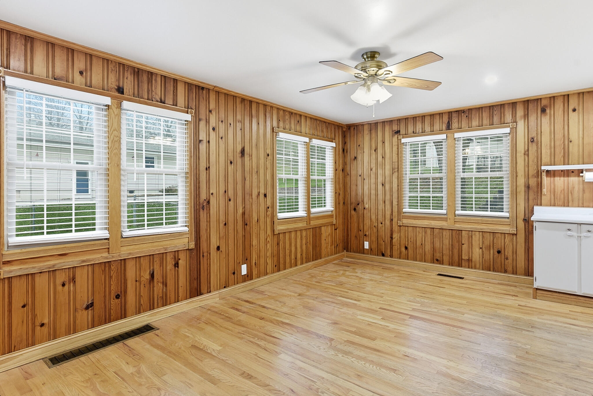 Council Bluffs, Iowa 51503, United States, 2 Bedrooms Bedrooms, ,1 BathroomBathrooms,Residential,Contingent,247065