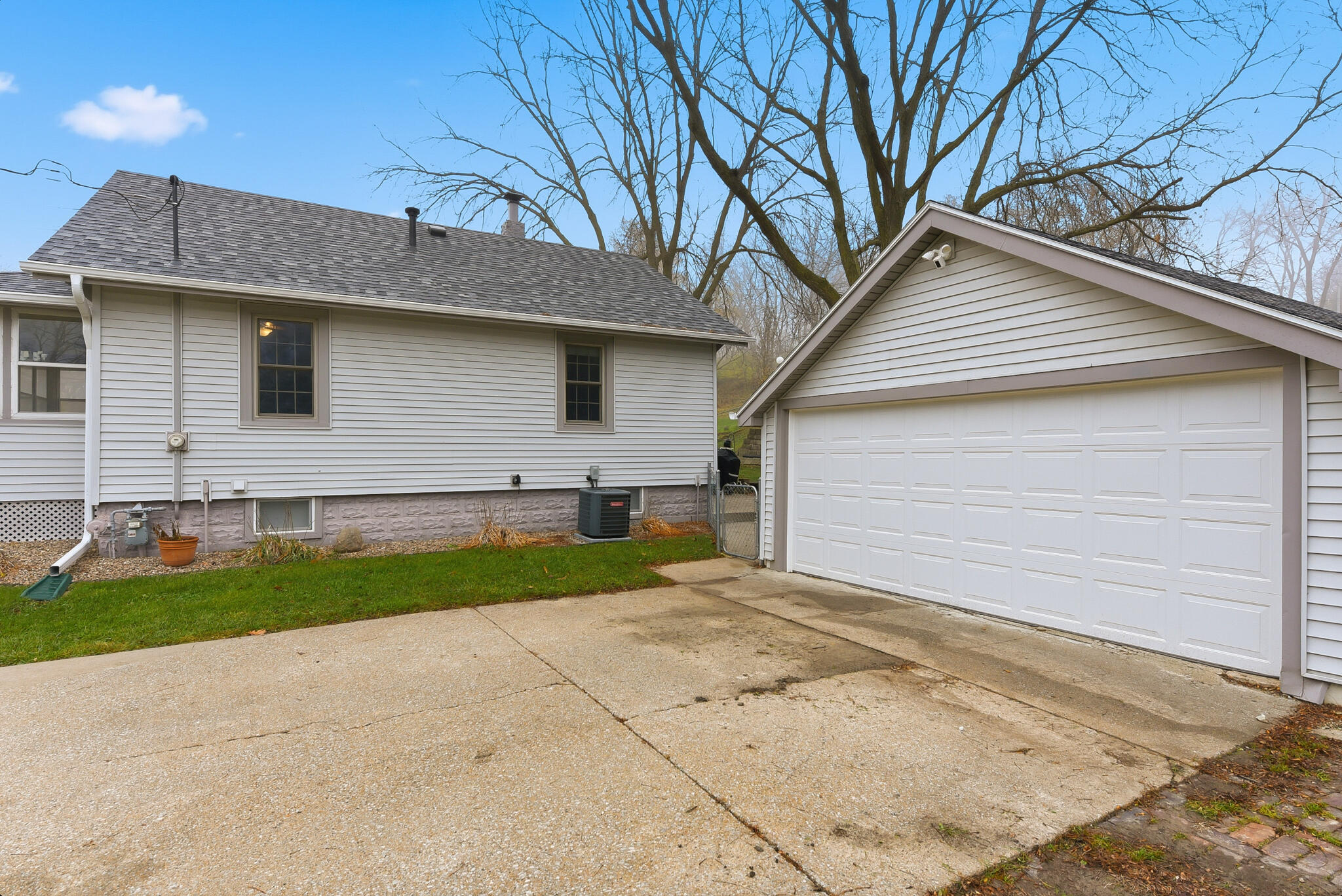 Council Bluffs, Iowa 51503, United States, 2 Bedrooms Bedrooms, ,1 BathroomBathrooms,Residential,Contingent,247065