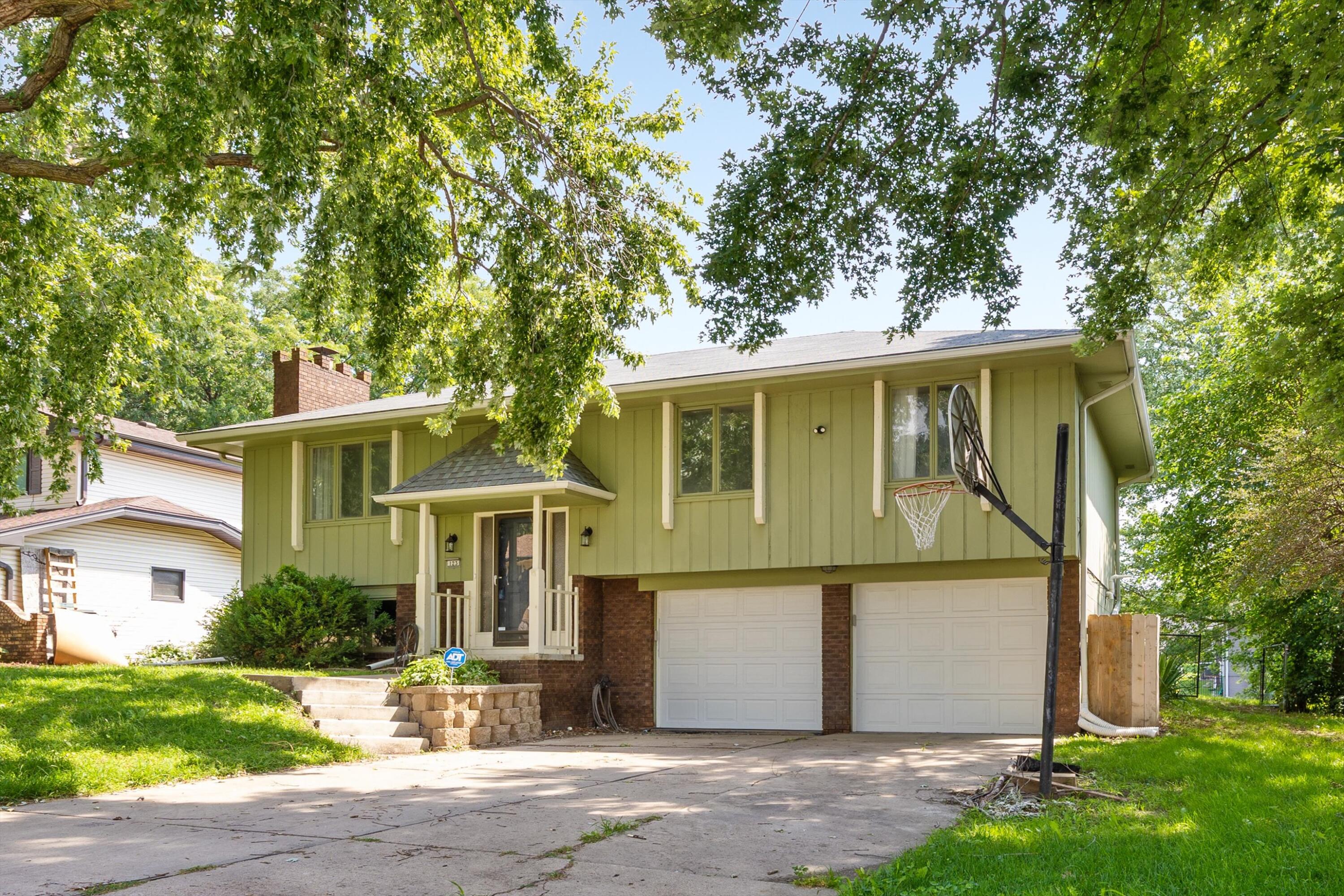 Council Bluffs, Iowa 51503, United States, 3 Bedrooms Bedrooms, ,3 BathroomsBathrooms,Residential,Contingent,193149