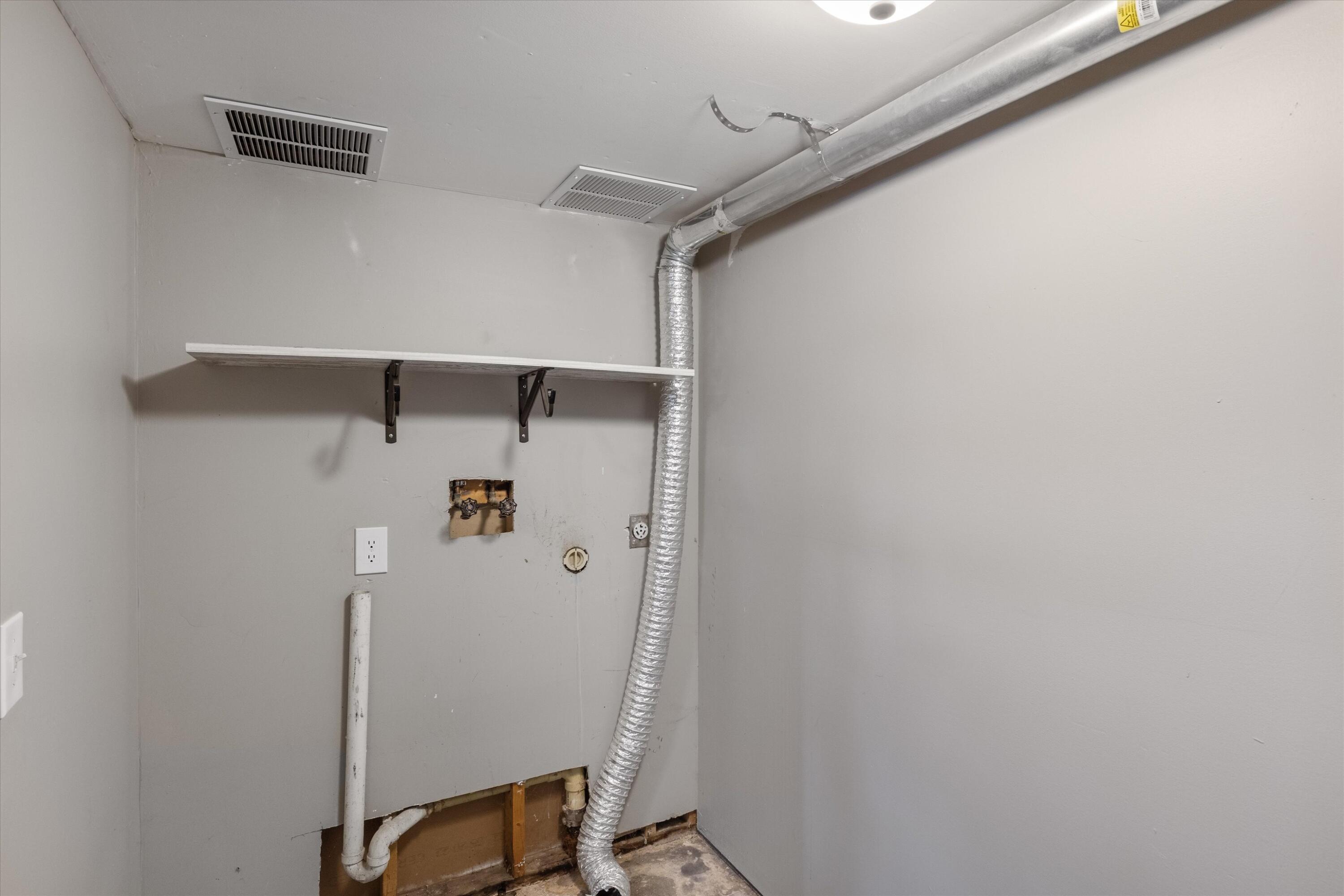 Council Bluffs, Iowa 51503, United States, 3 Bedrooms Bedrooms, ,3 BathroomsBathrooms,Residential,Contingent,193149