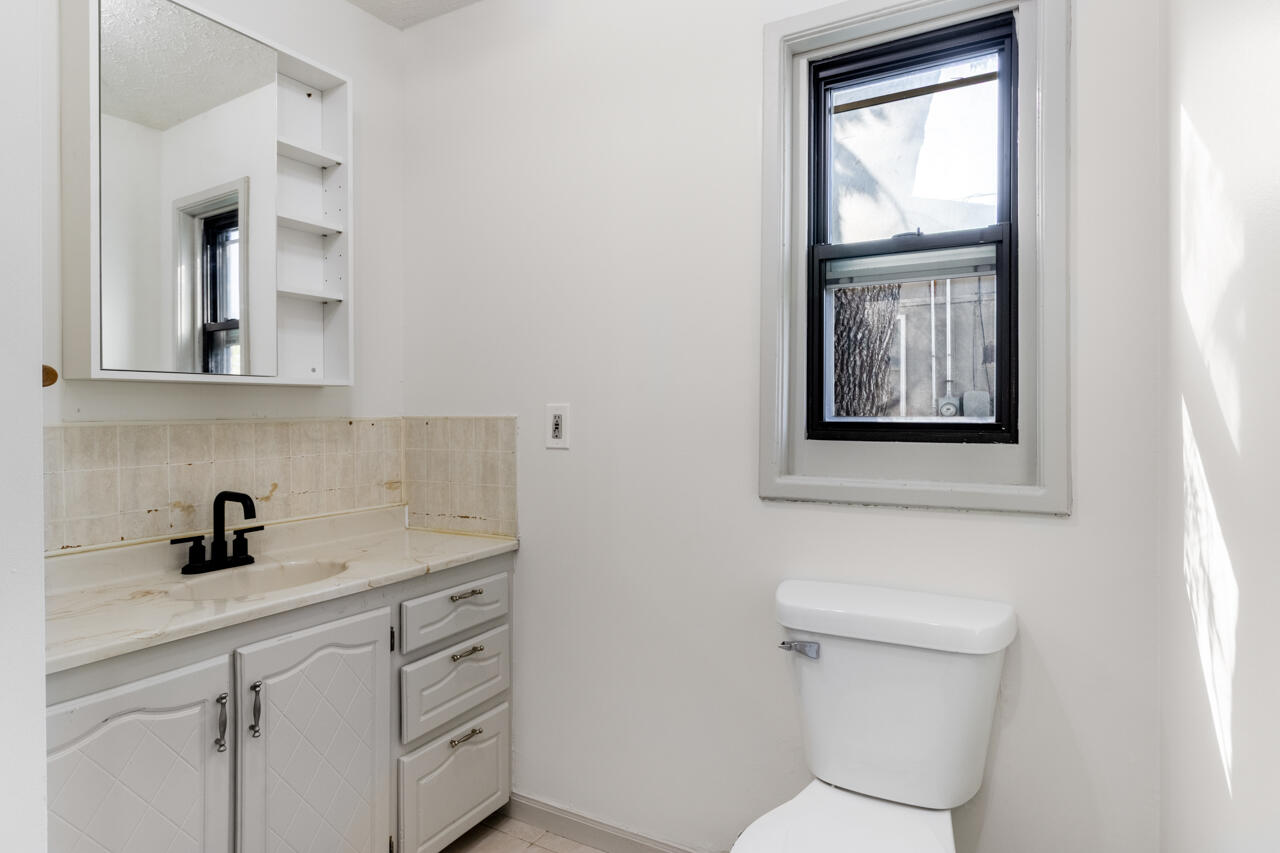 Council Bluffs, Iowa 51501, United States, 3 Bedrooms Bedrooms, ,2 BathroomsBathrooms,Residential,Active,239207