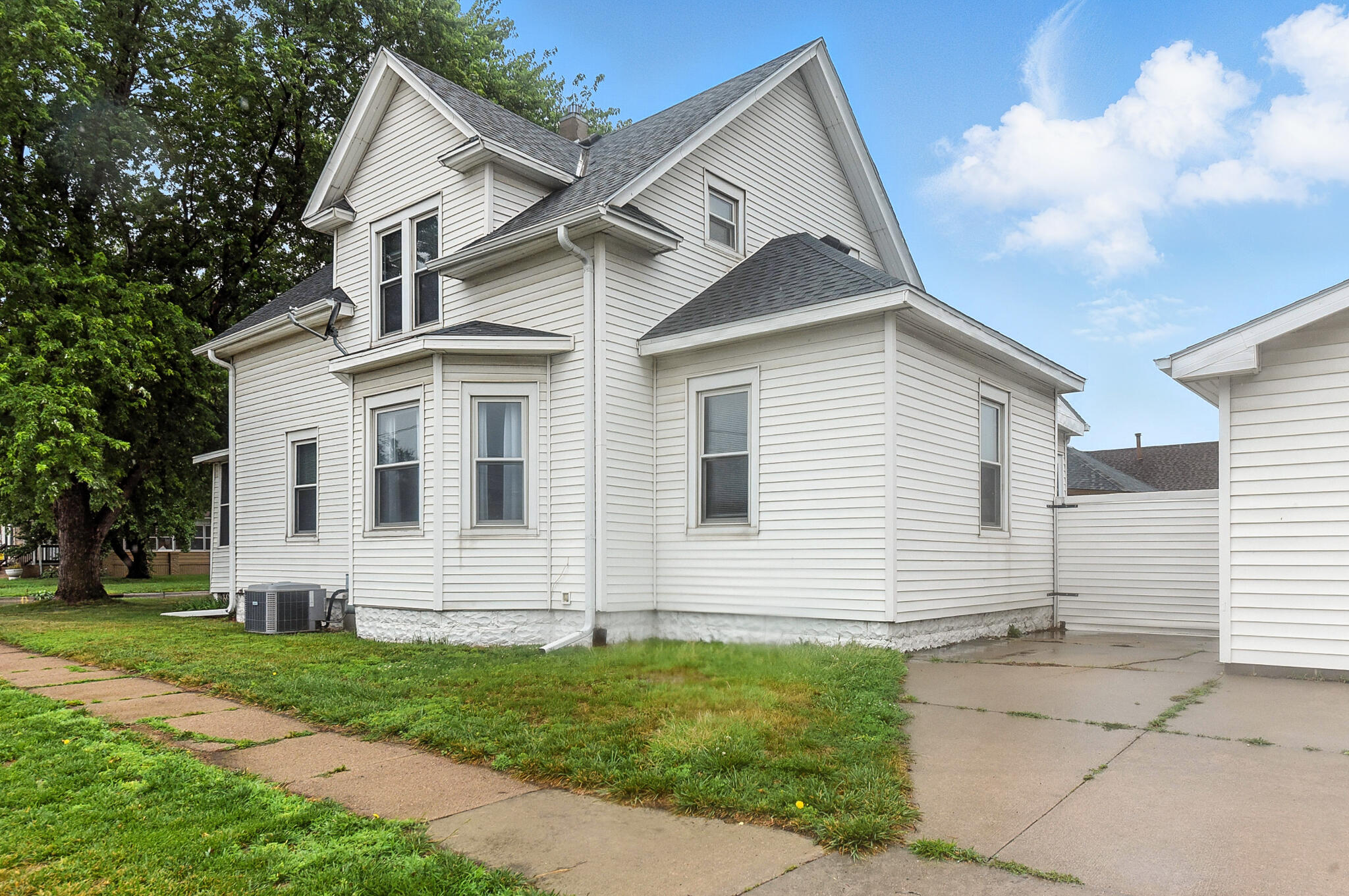 Council Bluffs, Iowa 51501, United States, 3 Bedrooms Bedrooms, ,3 BathroomsBathrooms,Residential,Contingent,160087