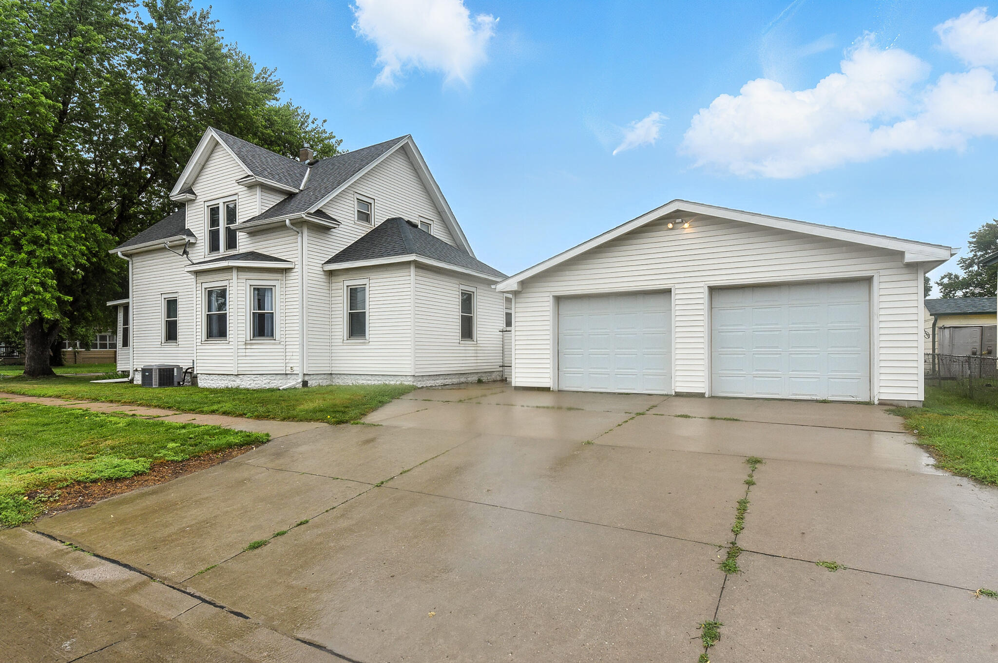 Council Bluffs, Iowa 51501, United States, 3 Bedrooms Bedrooms, ,3 BathroomsBathrooms,Residential,Contingent,160087