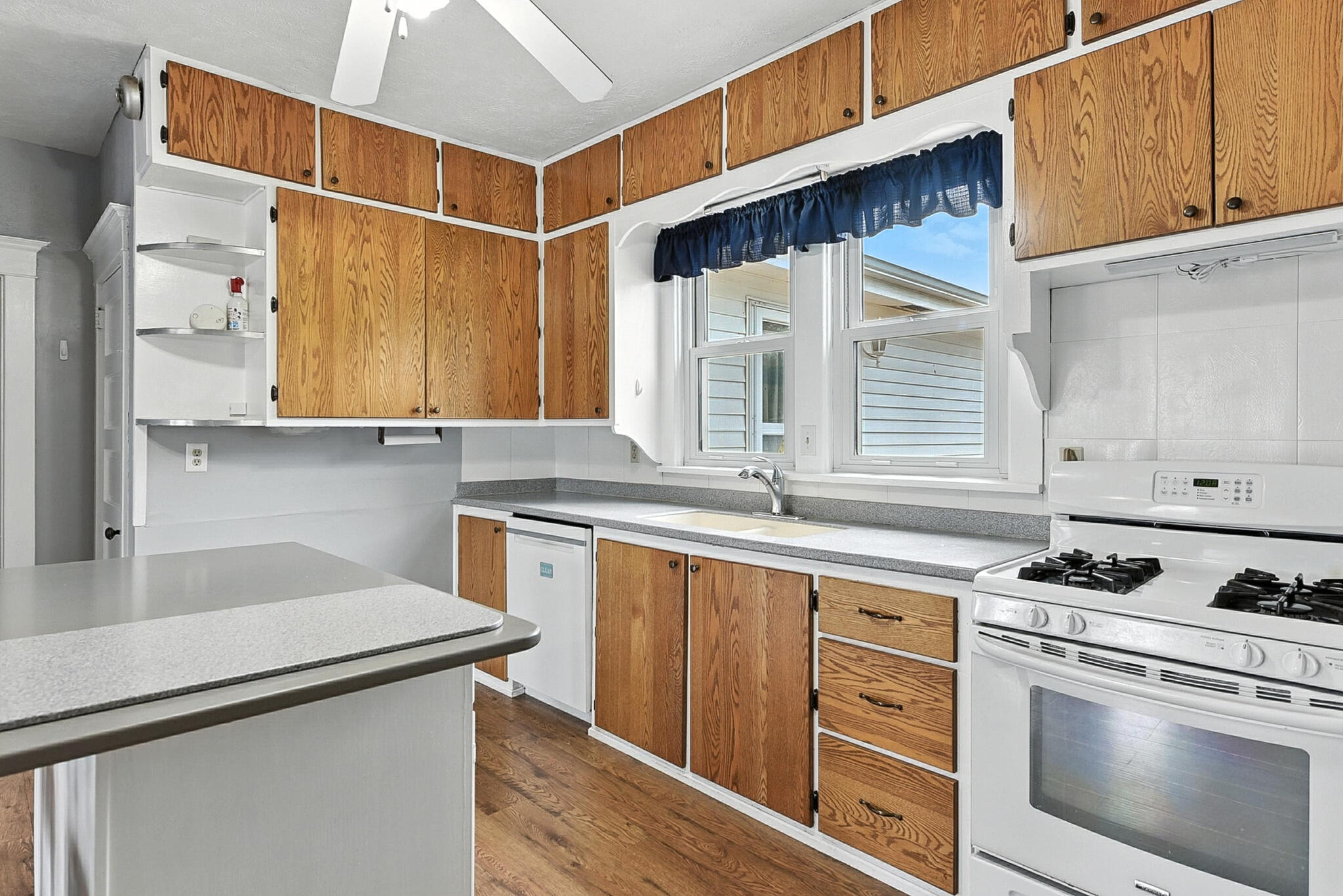 Council Bluffs, Iowa 51501, United States, 3 Bedrooms Bedrooms, ,3 BathroomsBathrooms,Residential,Contingent,160087