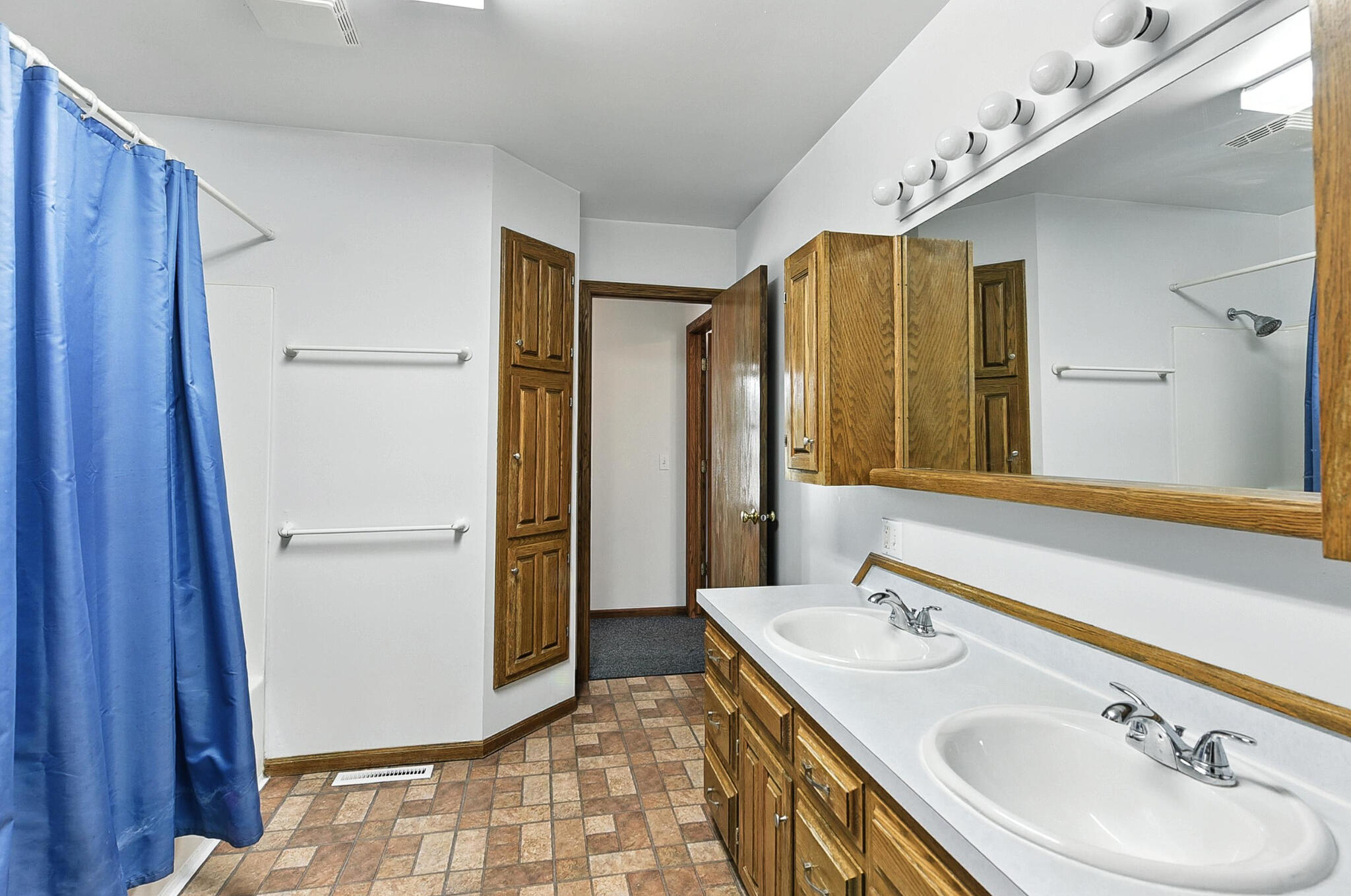 Council Bluffs, Iowa 51501, United States, 3 Bedrooms Bedrooms, ,3 BathroomsBathrooms,Residential,Contingent,160087