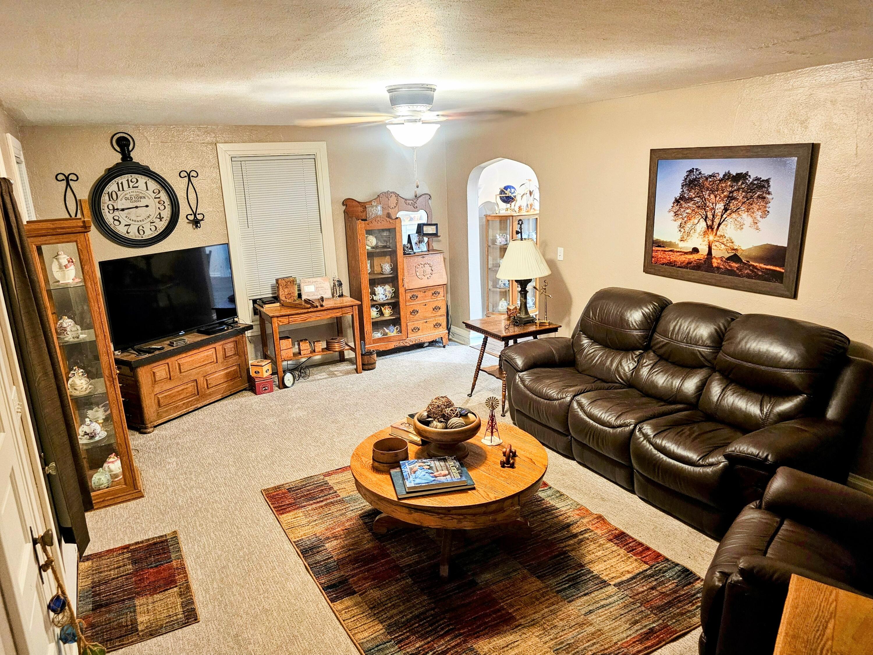 Oakland, Iowa 51560, United States, 3 Bedrooms Bedrooms, ,2 BathroomsBathrooms,Residential,Active,40166