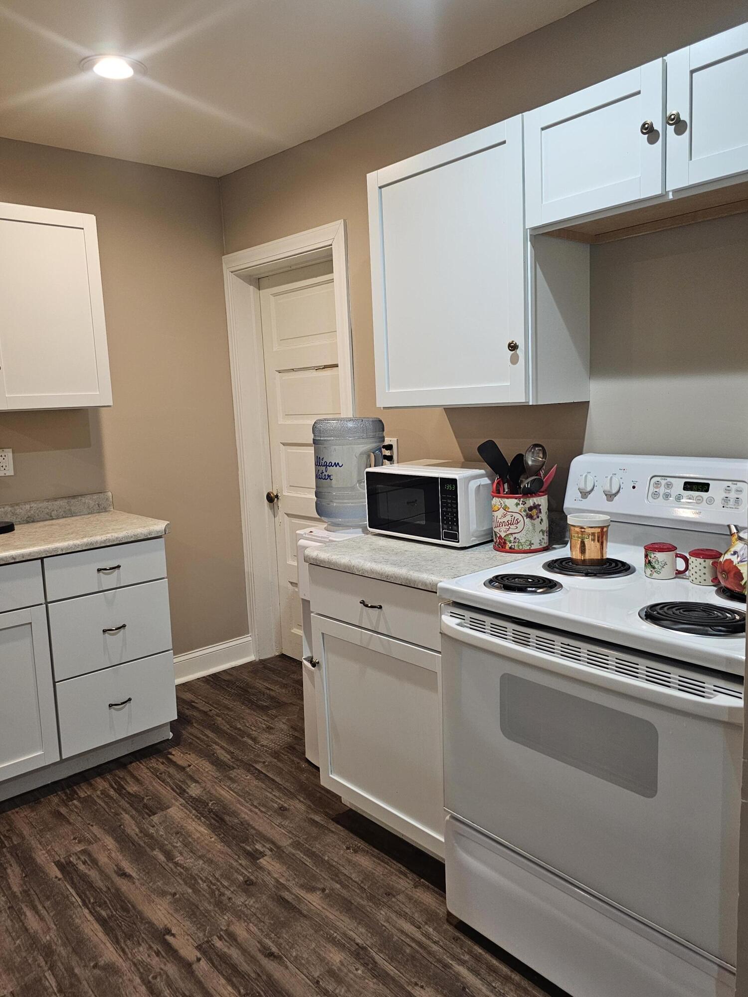 Oakland, Iowa 51560, United States, 3 Bedrooms Bedrooms, ,2 BathroomsBathrooms,Residential,Active,40166