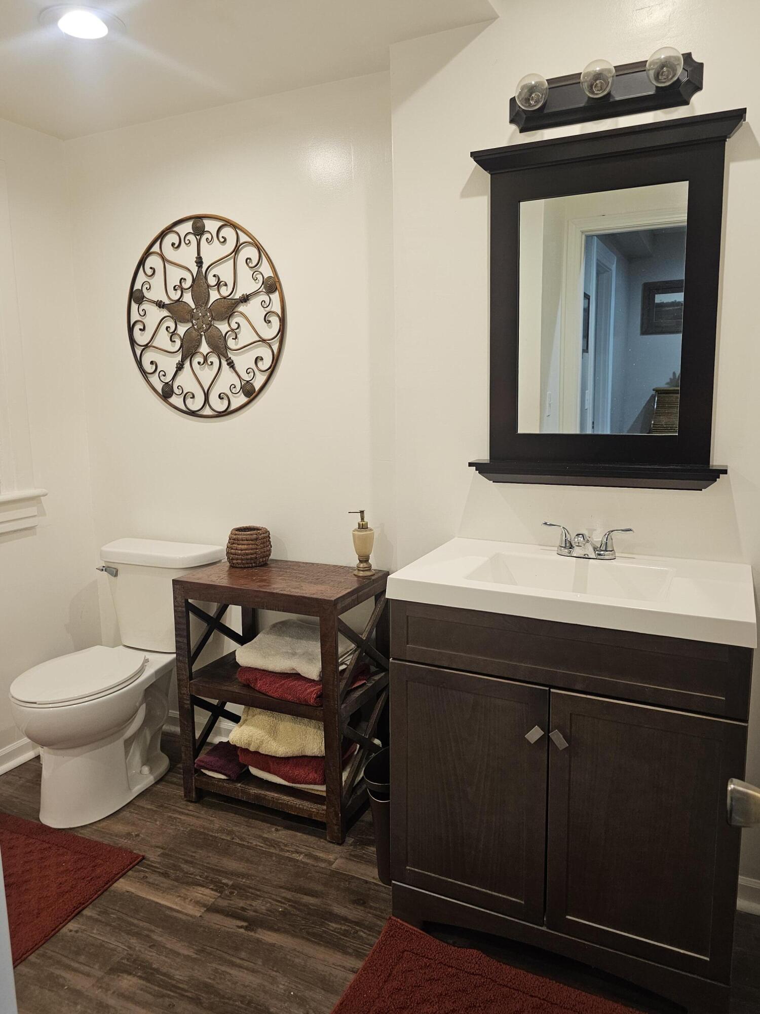 Oakland, Iowa 51560, United States, 3 Bedrooms Bedrooms, ,2 BathroomsBathrooms,Residential,Active,40166