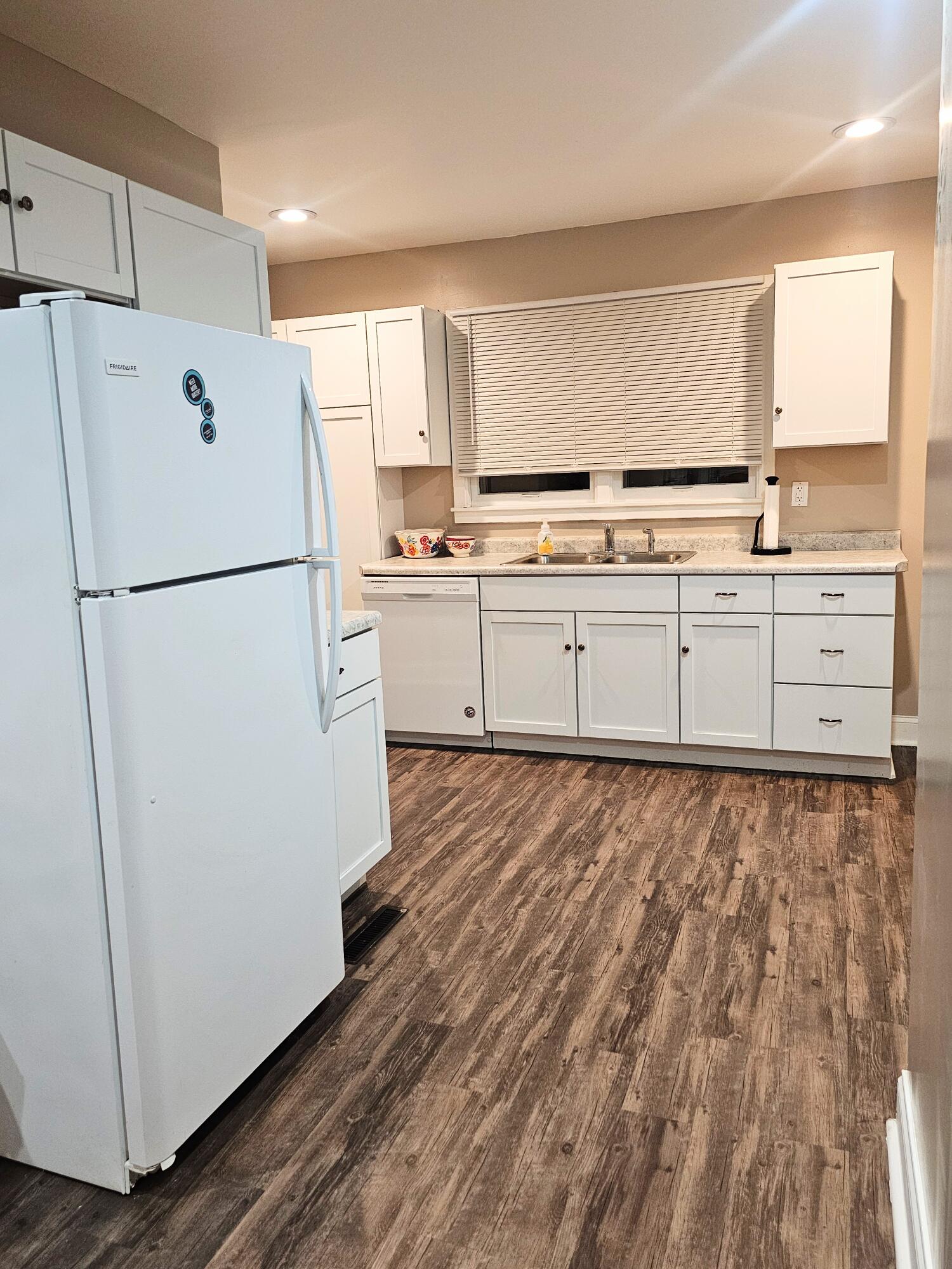 Oakland, Iowa 51560, United States, 3 Bedrooms Bedrooms, ,2 BathroomsBathrooms,Residential,Active,40166