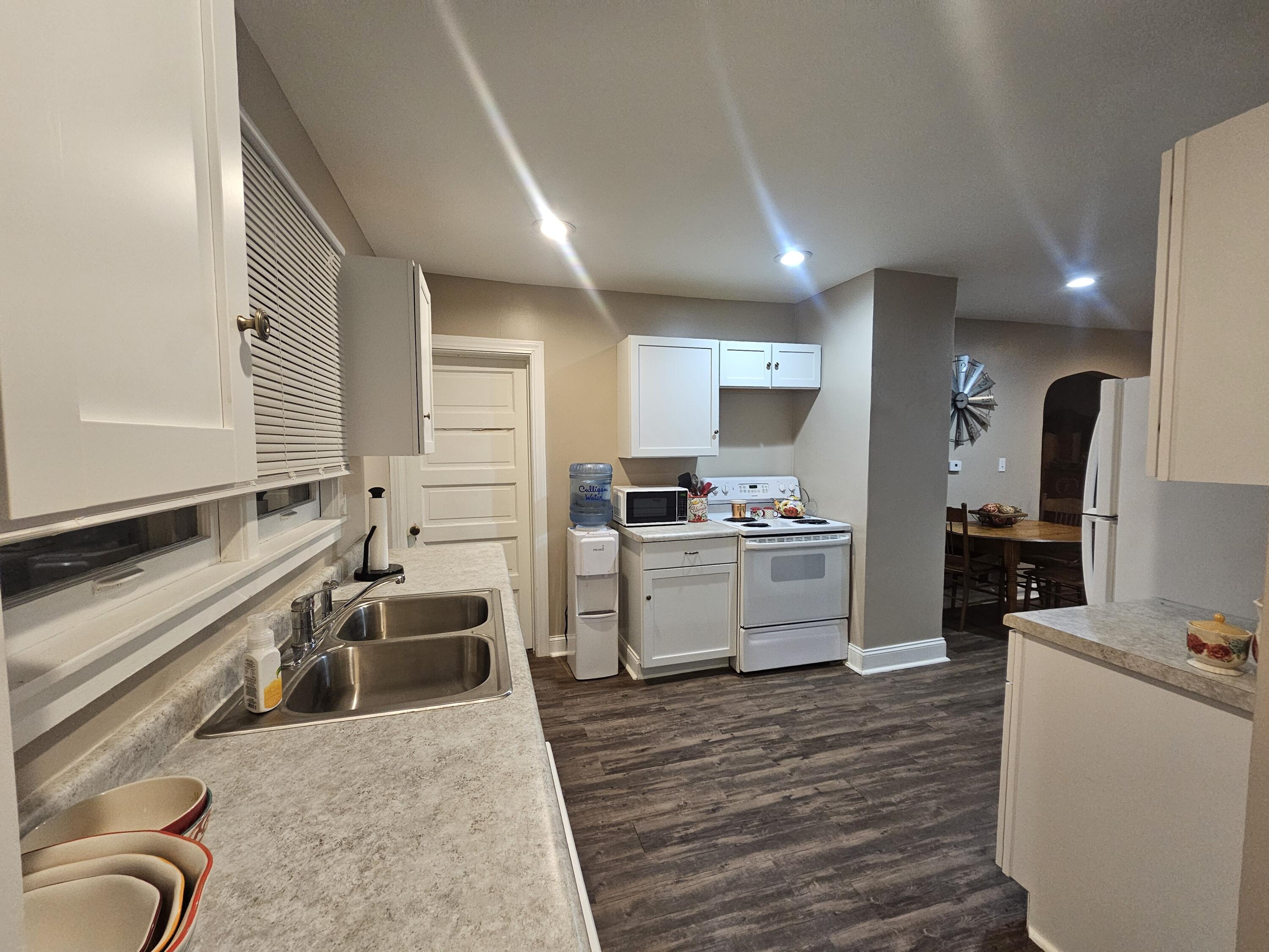 Oakland, Iowa 51560, United States, 3 Bedrooms Bedrooms, ,2 BathroomsBathrooms,Residential,Active,40166