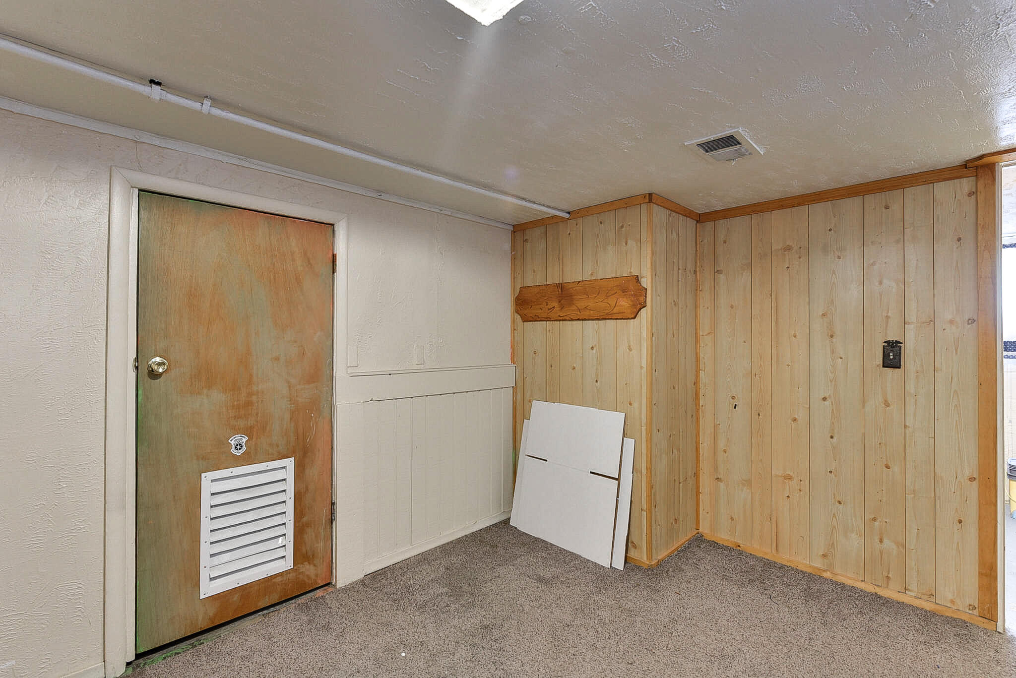 Council Bluffs, Iowa 51501, United States, 2 Bedrooms Bedrooms, ,1 BathroomBathrooms,Residential,Pending,90678