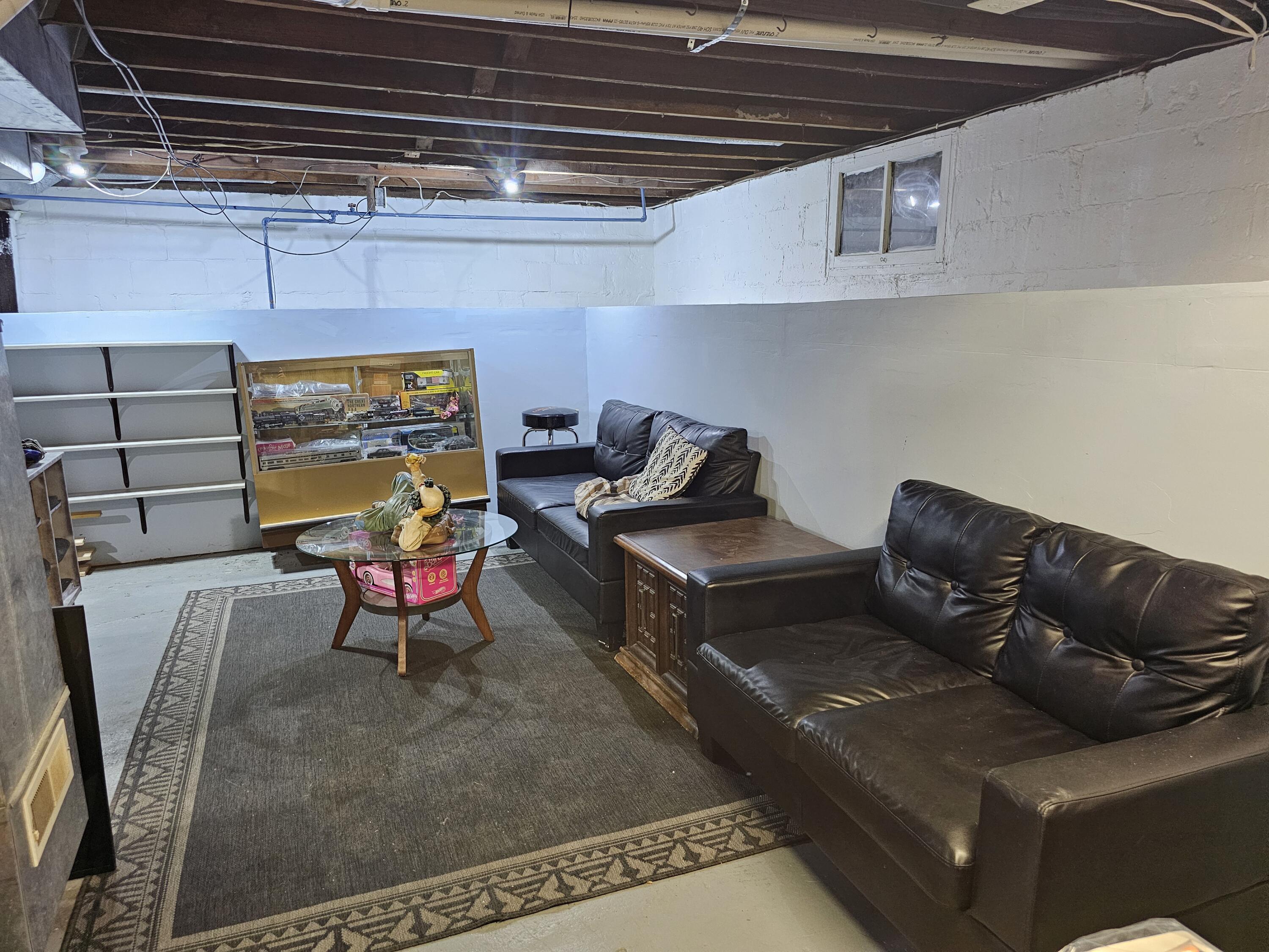 Council Bluffs, Iowa 51501, United States, 4 Bedrooms Bedrooms, ,1 BathroomBathrooms,Residential,Pending,23709