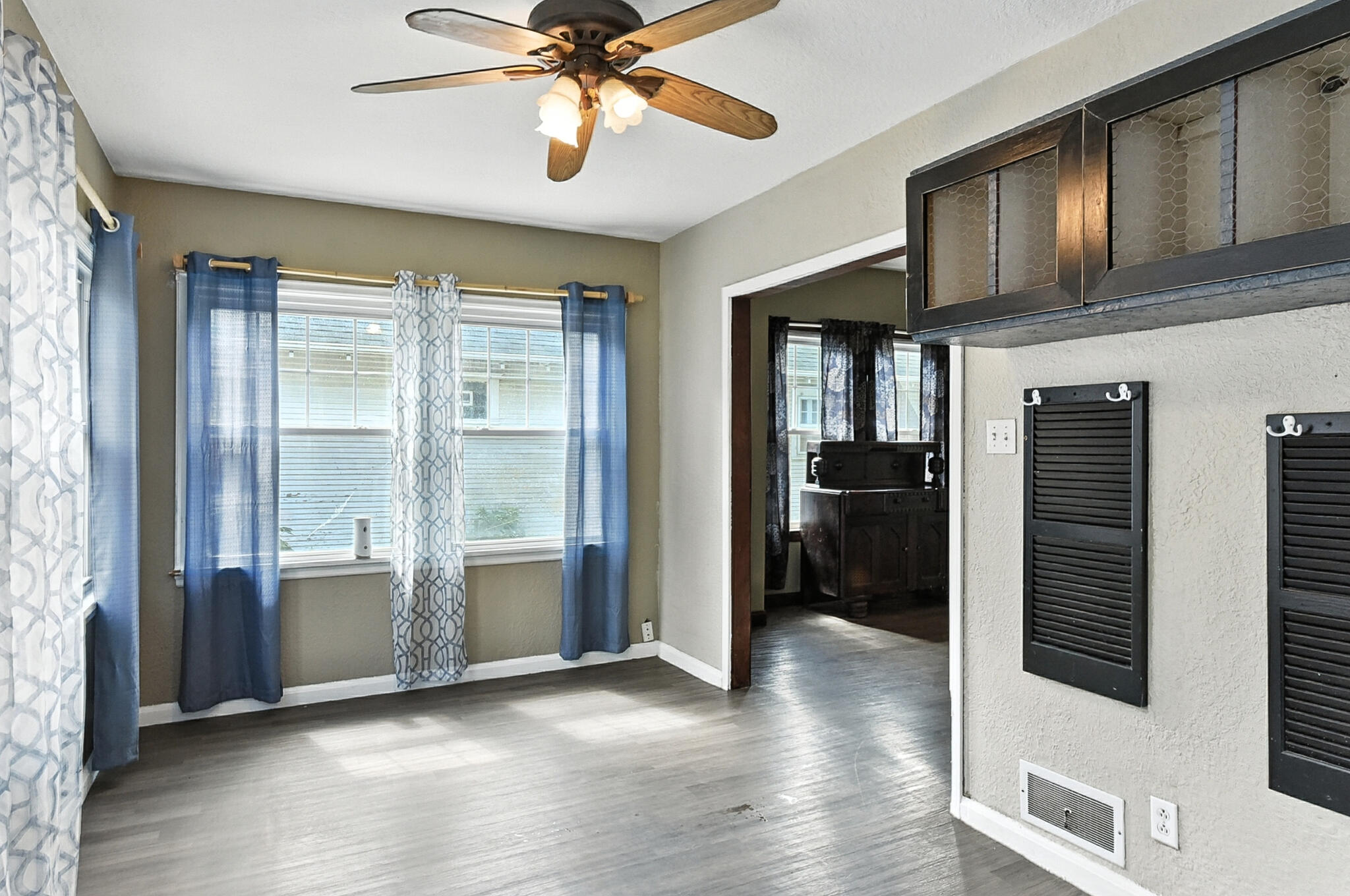 Council Bluffs, Iowa 51503, United States, 3 Bedrooms Bedrooms, ,2 BathroomsBathrooms,Residential,Contingent,196352