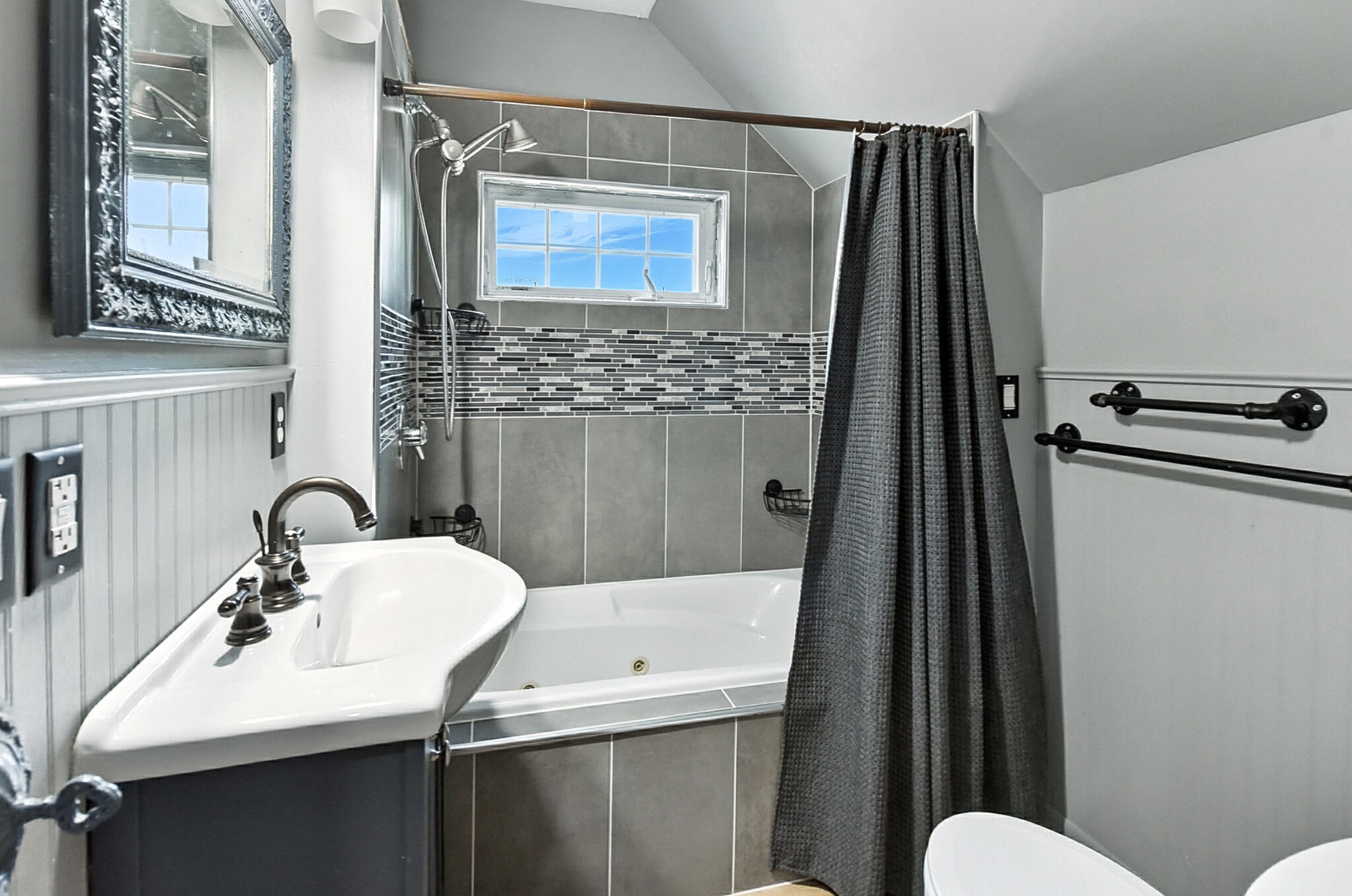 Council Bluffs, Iowa 51503, United States, 3 Bedrooms Bedrooms, ,2 BathroomsBathrooms,Residential,Contingent,196352