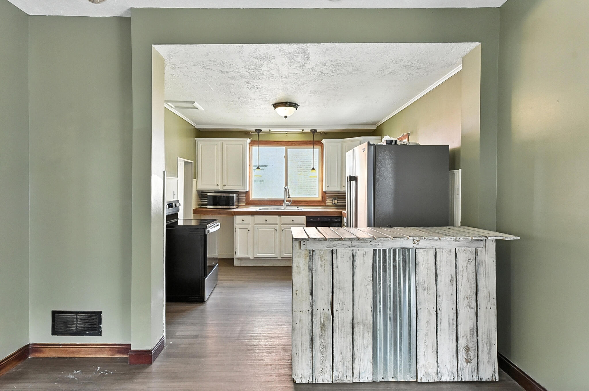 Council Bluffs, Iowa 51503, United States, 3 Bedrooms Bedrooms, ,2 BathroomsBathrooms,Residential,Contingent,196352