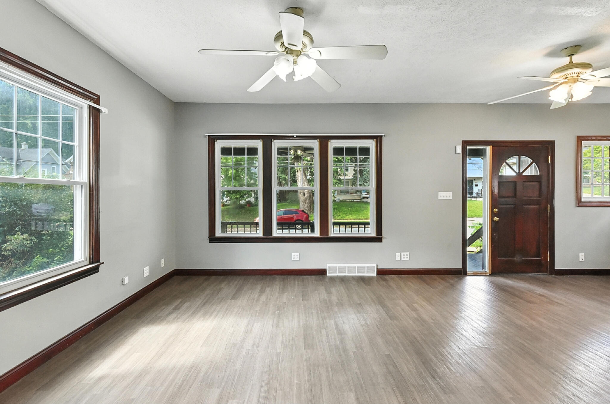 Council Bluffs, Iowa 51503, United States, 3 Bedrooms Bedrooms, ,2 BathroomsBathrooms,Residential,Contingent,196352