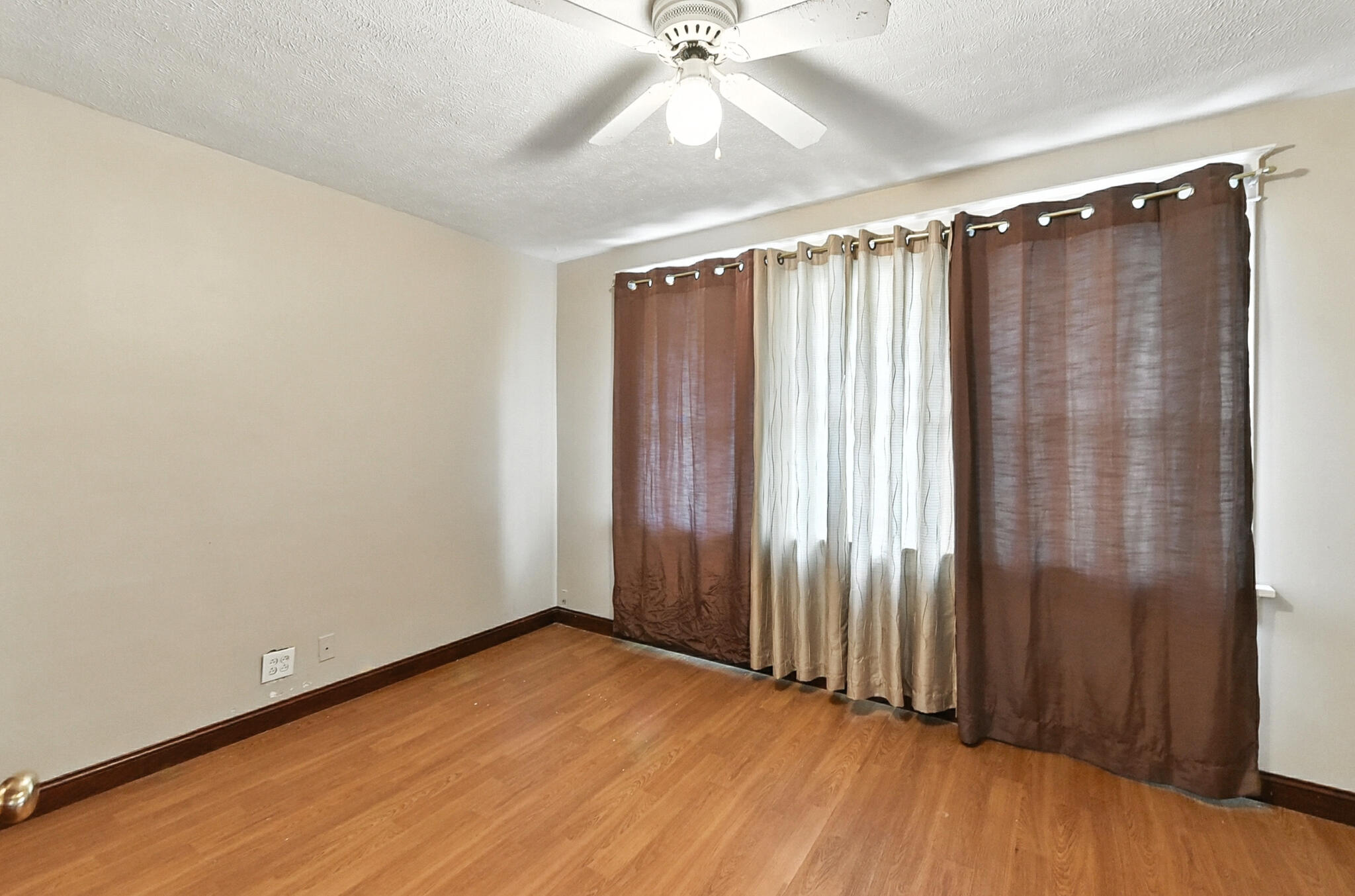 Council Bluffs, Iowa 51503, United States, 3 Bedrooms Bedrooms, ,2 BathroomsBathrooms,Residential,Contingent,196352