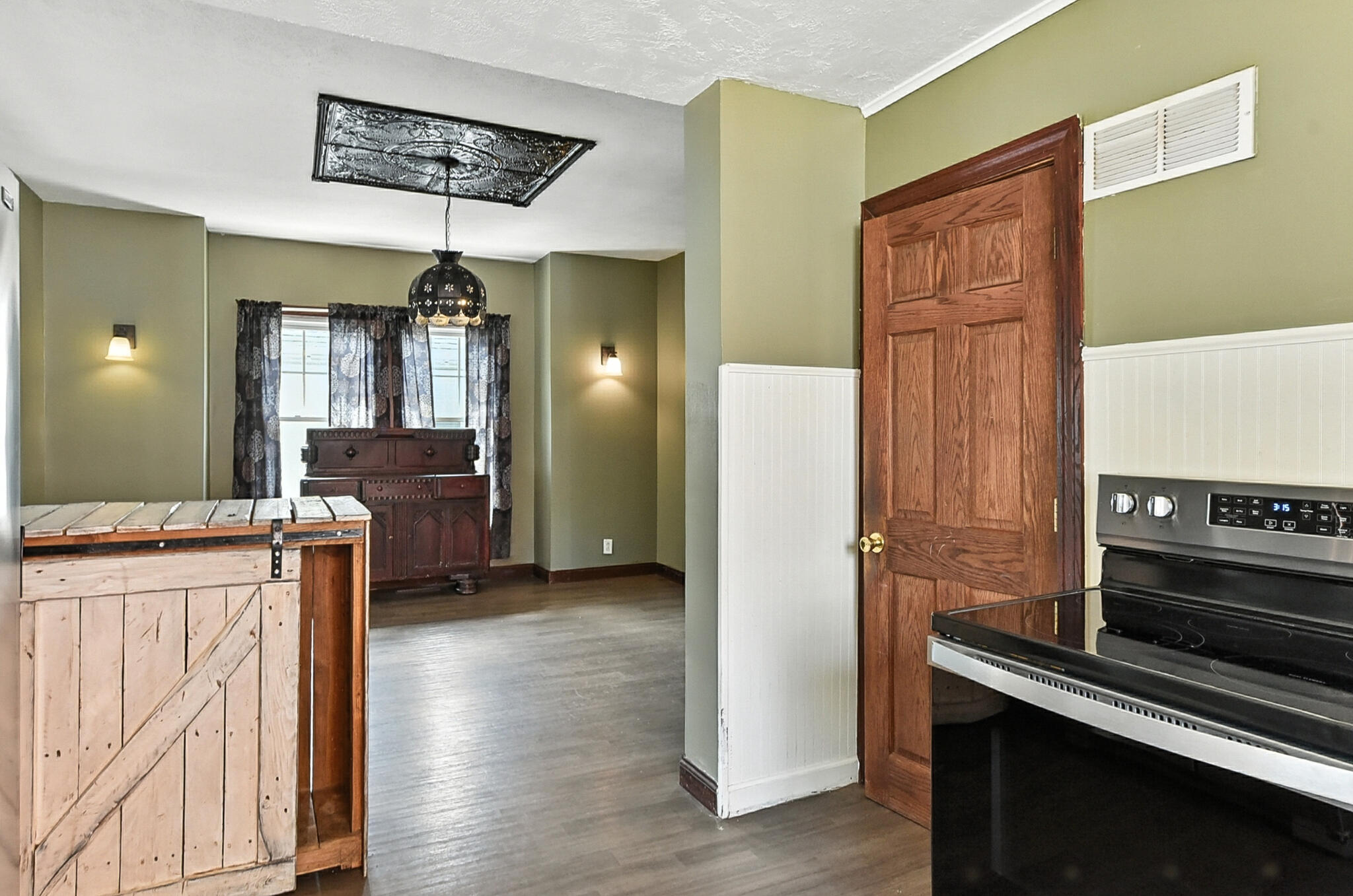 Council Bluffs, Iowa 51503, United States, 3 Bedrooms Bedrooms, ,2 BathroomsBathrooms,Residential,Contingent,196352