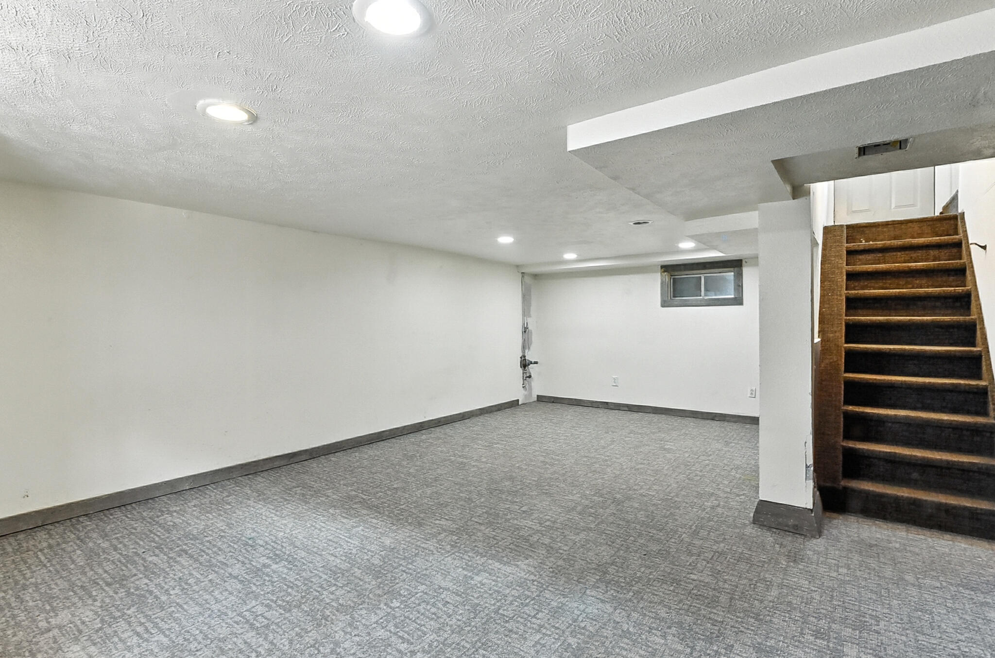 Council Bluffs, Iowa 51503, United States, 3 Bedrooms Bedrooms, ,2 BathroomsBathrooms,Residential,Contingent,196352