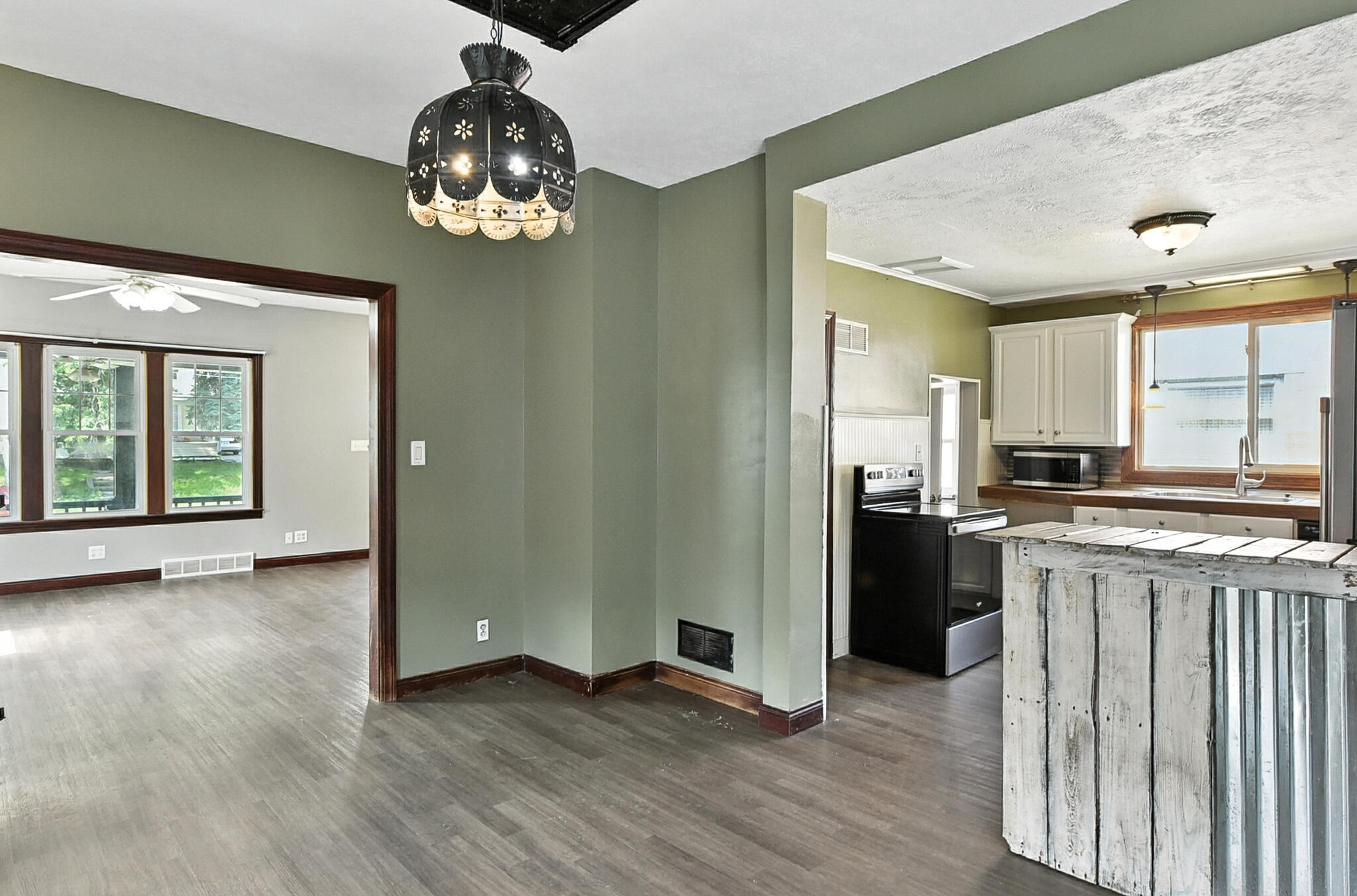 Council Bluffs, Iowa 51503, United States, 3 Bedrooms Bedrooms, ,2 BathroomsBathrooms,Residential,Contingent,196352