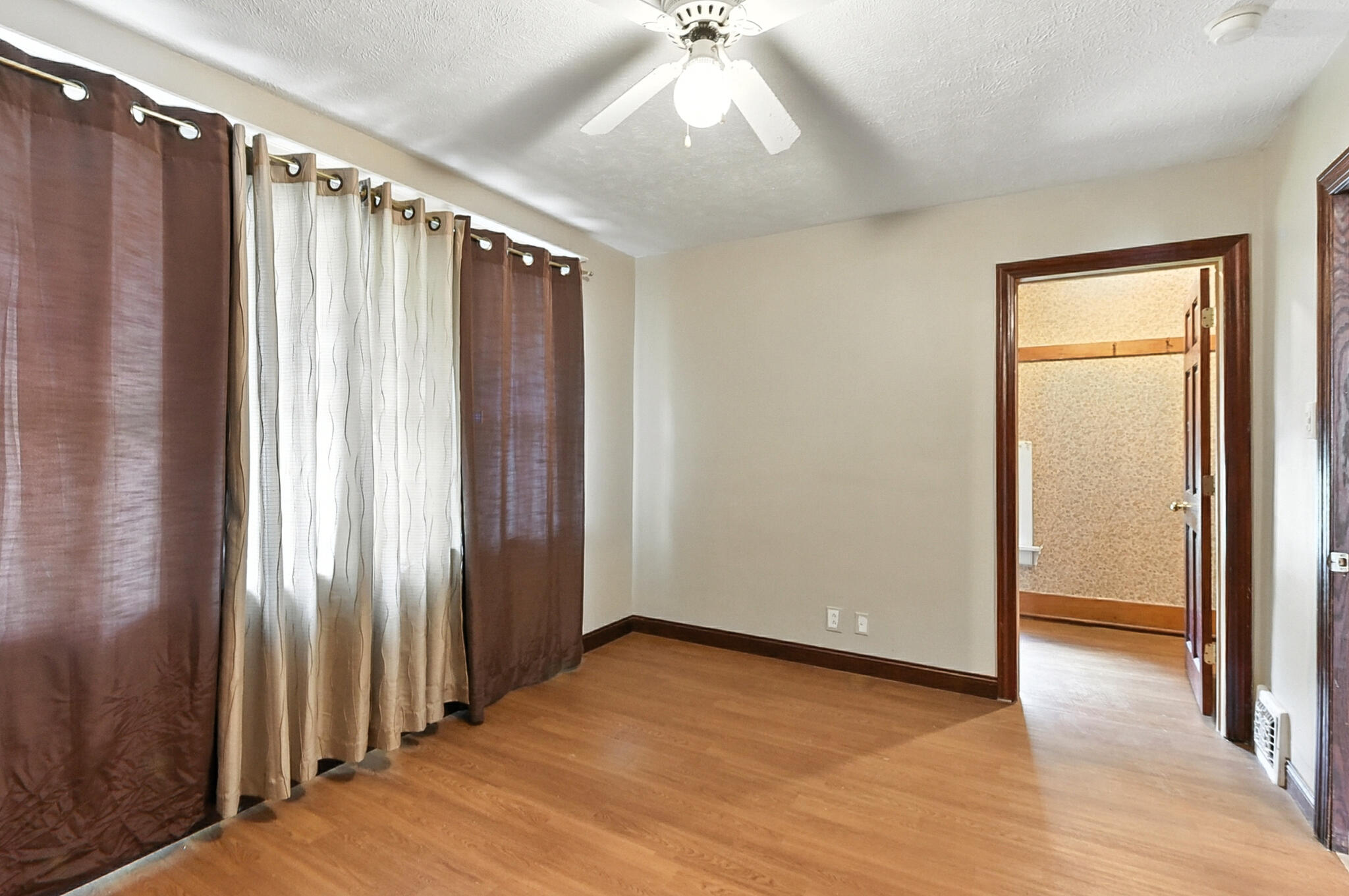 Council Bluffs, Iowa 51503, United States, 3 Bedrooms Bedrooms, ,2 BathroomsBathrooms,Residential,Contingent,196352