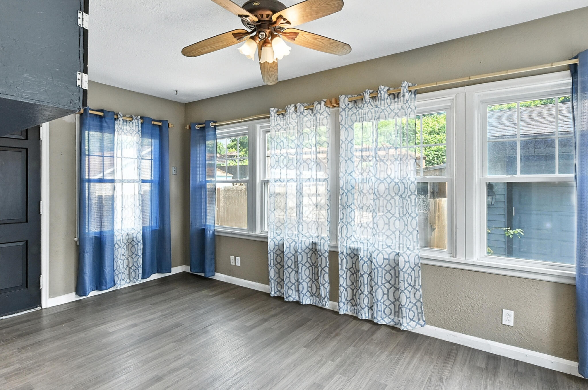 Council Bluffs, Iowa 51503, United States, 3 Bedrooms Bedrooms, ,2 BathroomsBathrooms,Residential,Contingent,196352