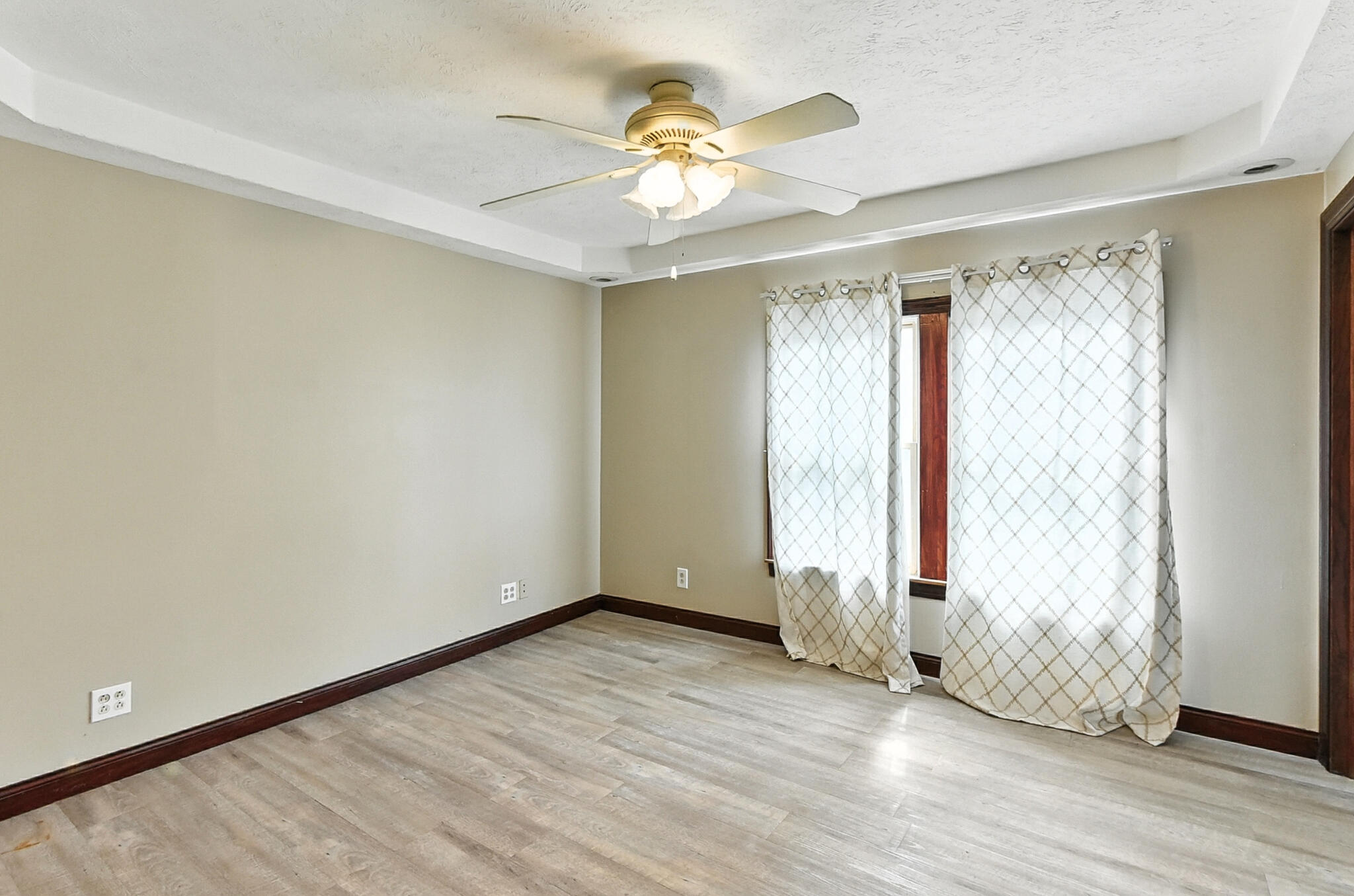 Council Bluffs, Iowa 51503, United States, 3 Bedrooms Bedrooms, ,2 BathroomsBathrooms,Residential,Contingent,196352