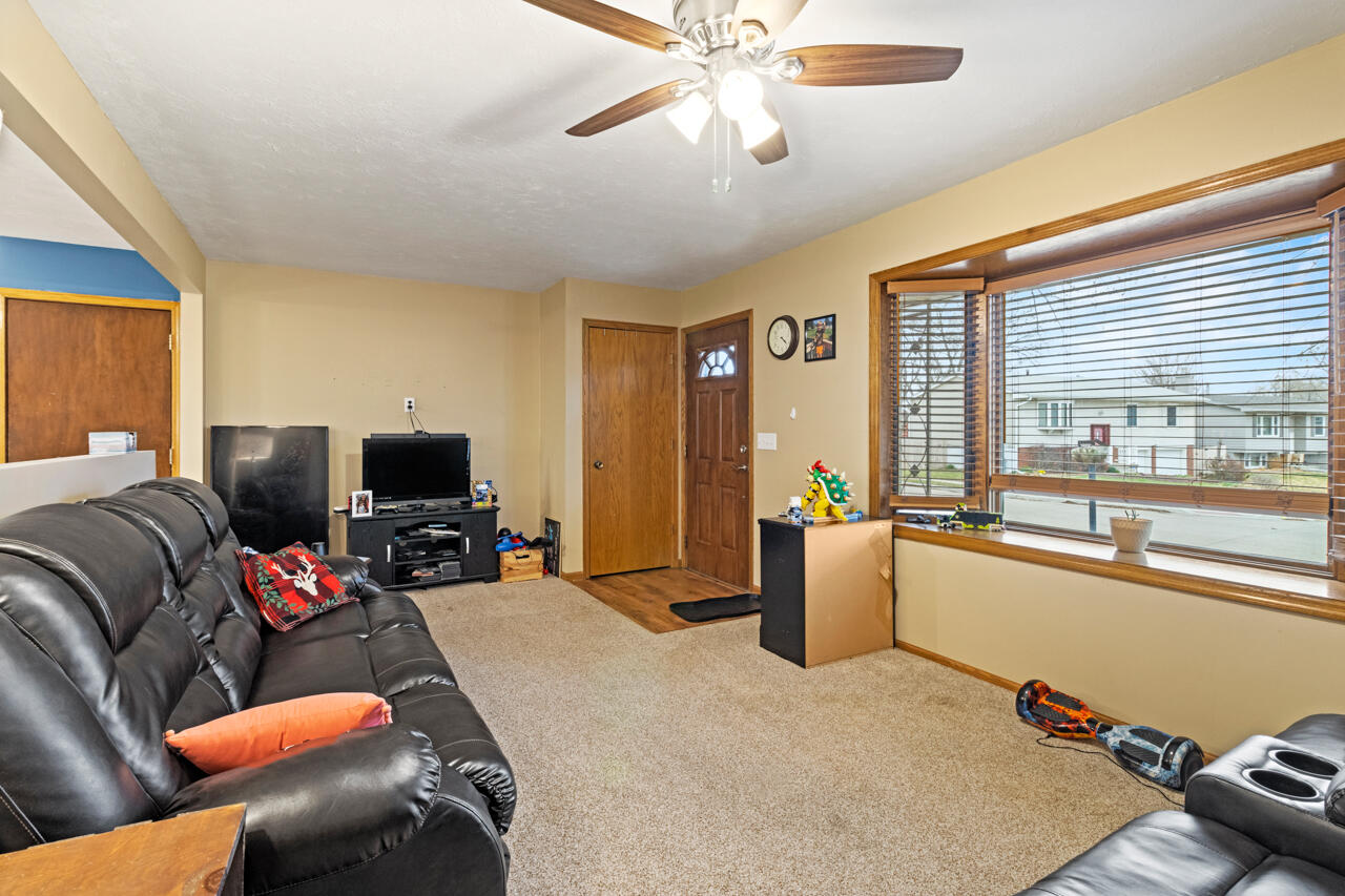 Council Bluffs, Iowa 51503, United States, 3 Bedrooms Bedrooms, ,2 BathroomsBathrooms,Residential,Pending,101717