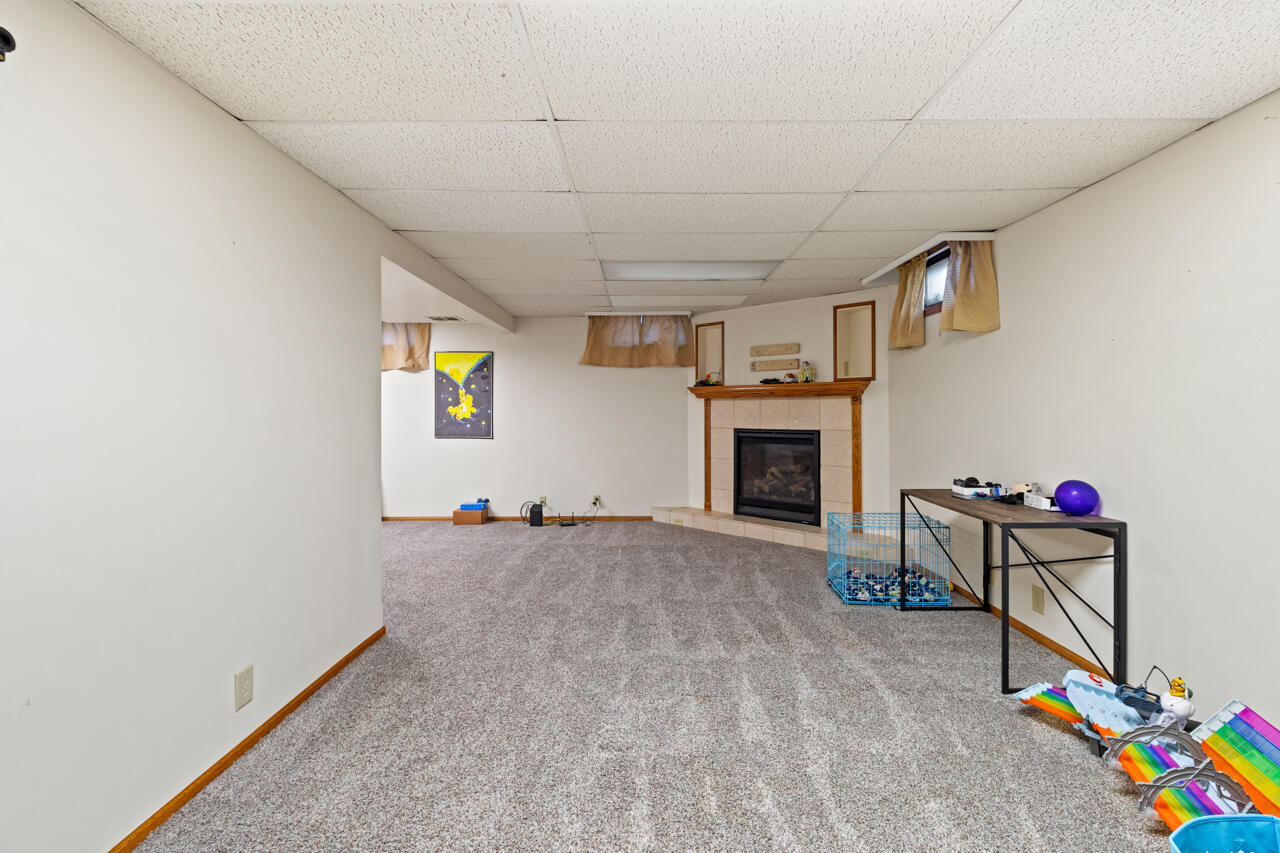 Council Bluffs, Iowa 51503, United States, 3 Bedrooms Bedrooms, ,2 BathroomsBathrooms,Residential,Pending,101717