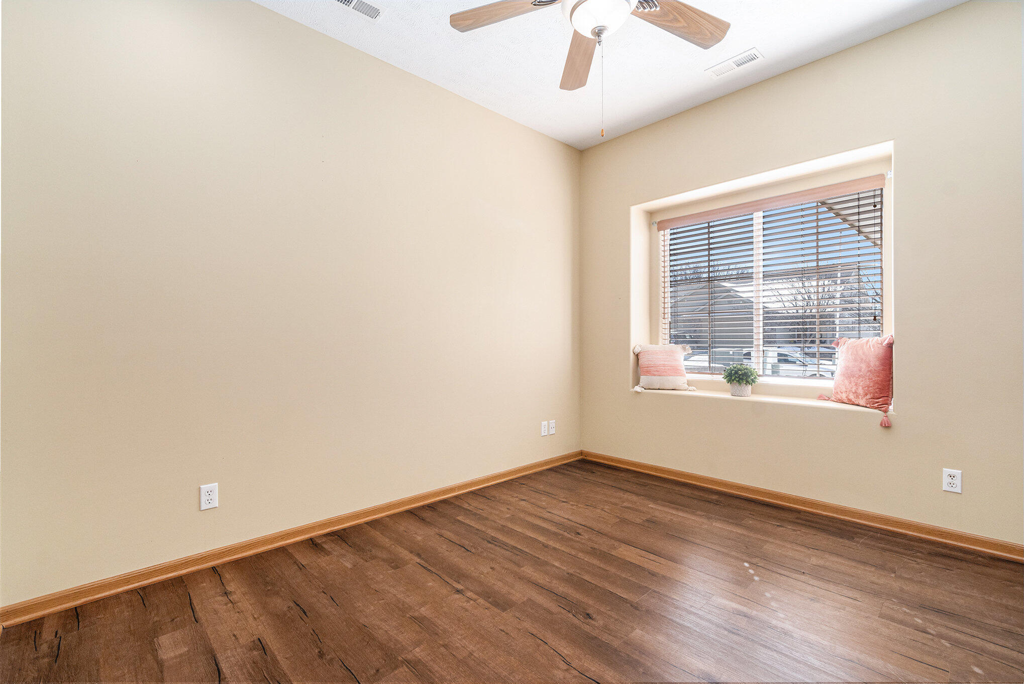 Council Bluffs, Iowa 51503, United States, 2 Bedrooms Bedrooms, ,2 BathroomsBathrooms,Residential,Pending,24182