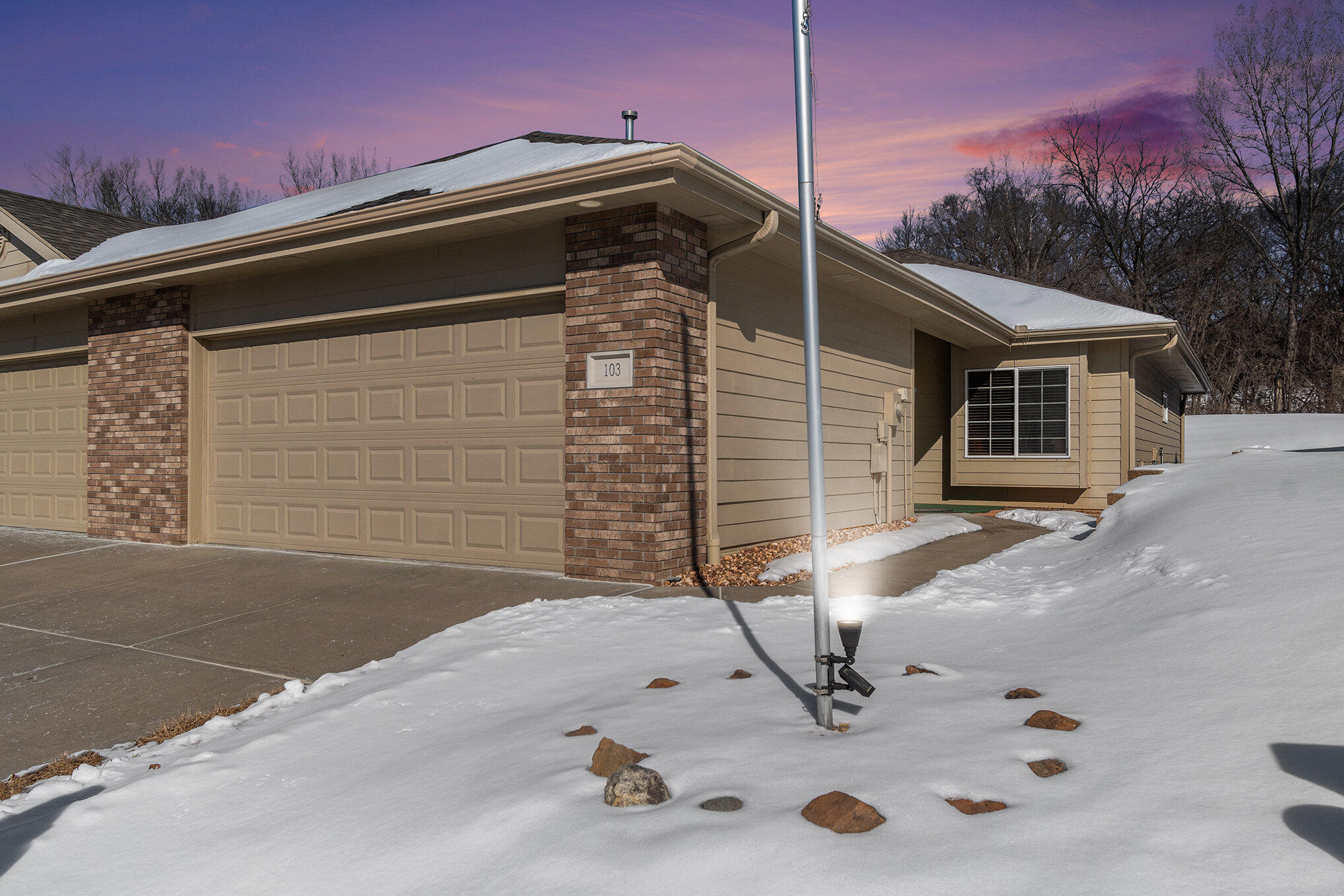 Council Bluffs, Iowa 51503, United States, 2 Bedrooms Bedrooms, ,2 BathroomsBathrooms,Residential,Pending,24182