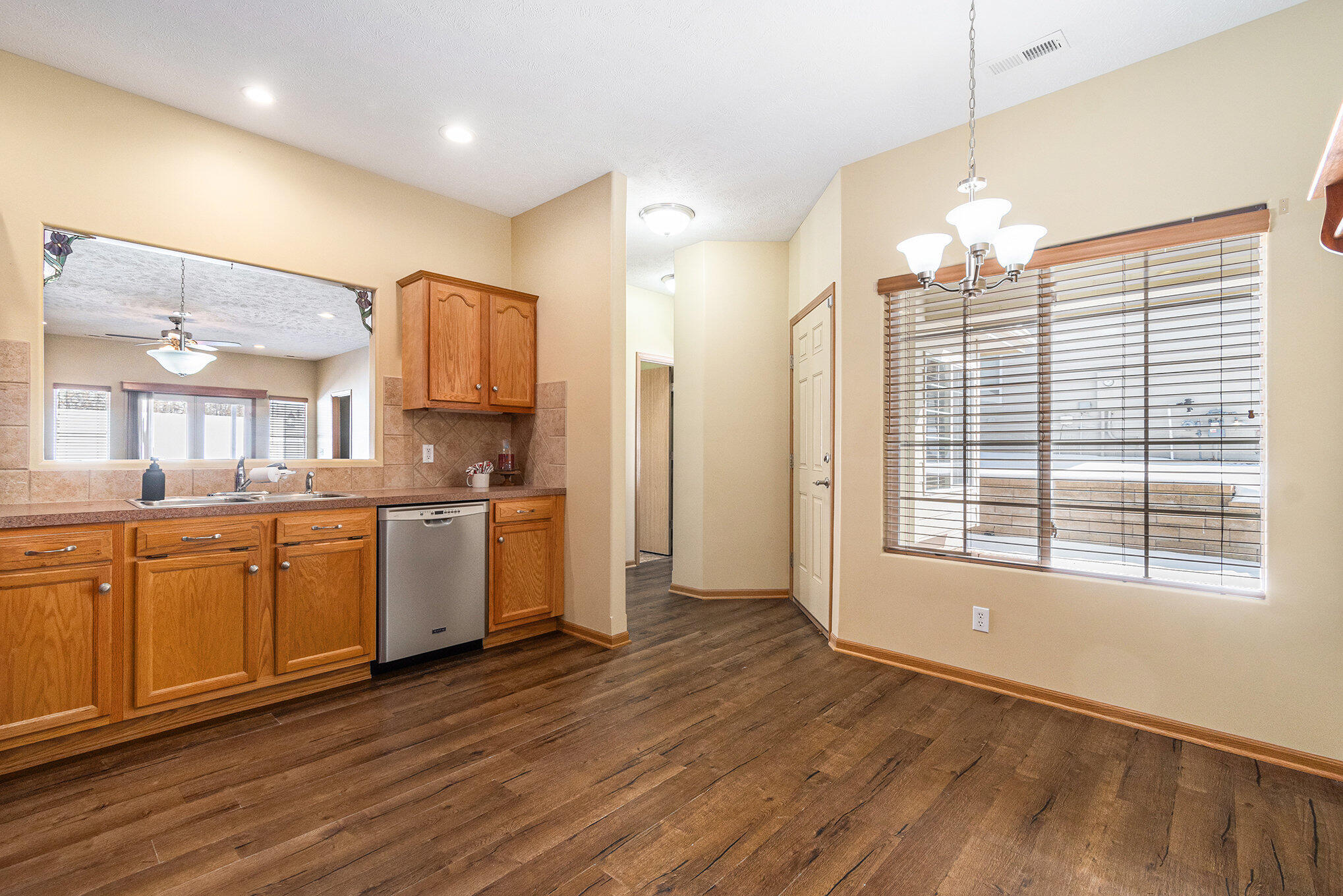 Council Bluffs, Iowa 51503, United States, 2 Bedrooms Bedrooms, ,2 BathroomsBathrooms,Residential,Pending,24182