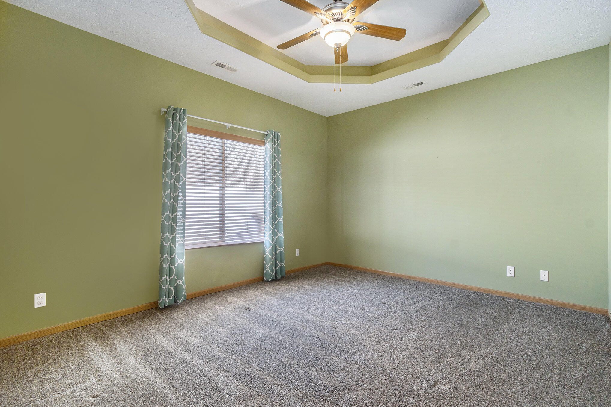 Council Bluffs, Iowa 51503, United States, 2 Bedrooms Bedrooms, ,2 BathroomsBathrooms,Residential,Pending,24182