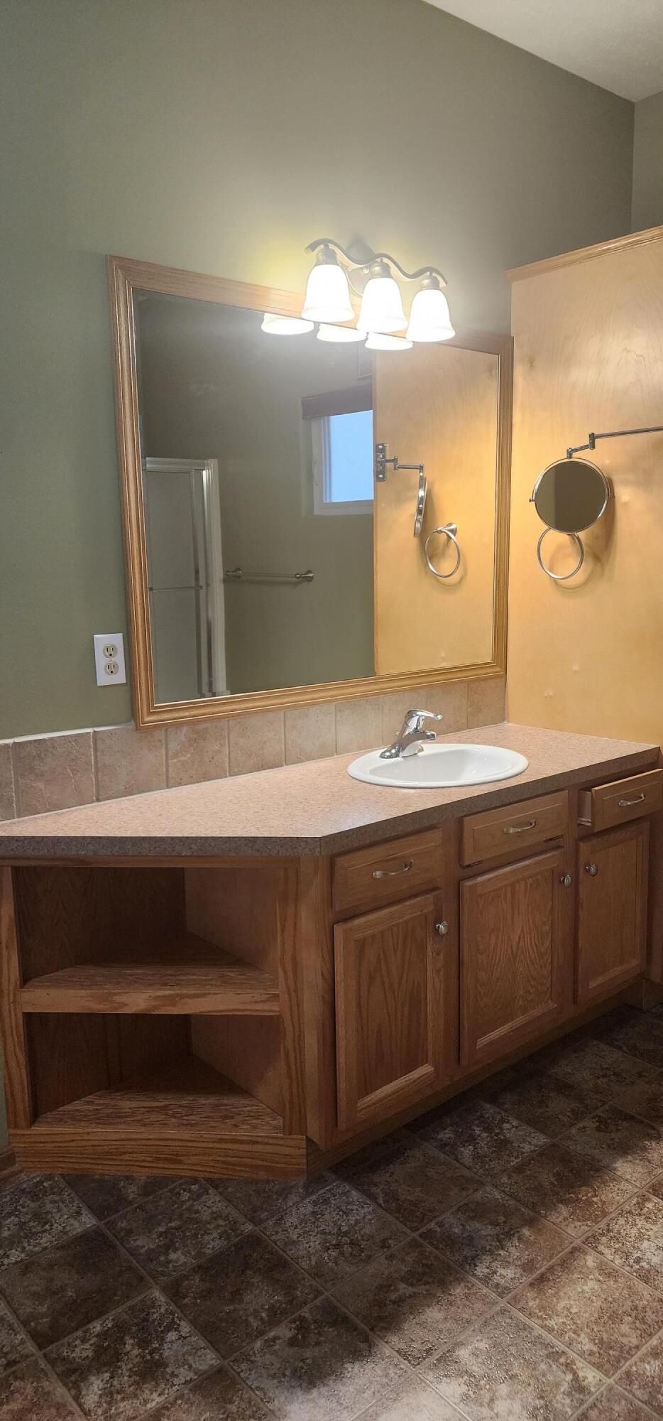 Council Bluffs, Iowa 51503, United States, 2 Bedrooms Bedrooms, ,2 BathroomsBathrooms,Residential,Pending,24182