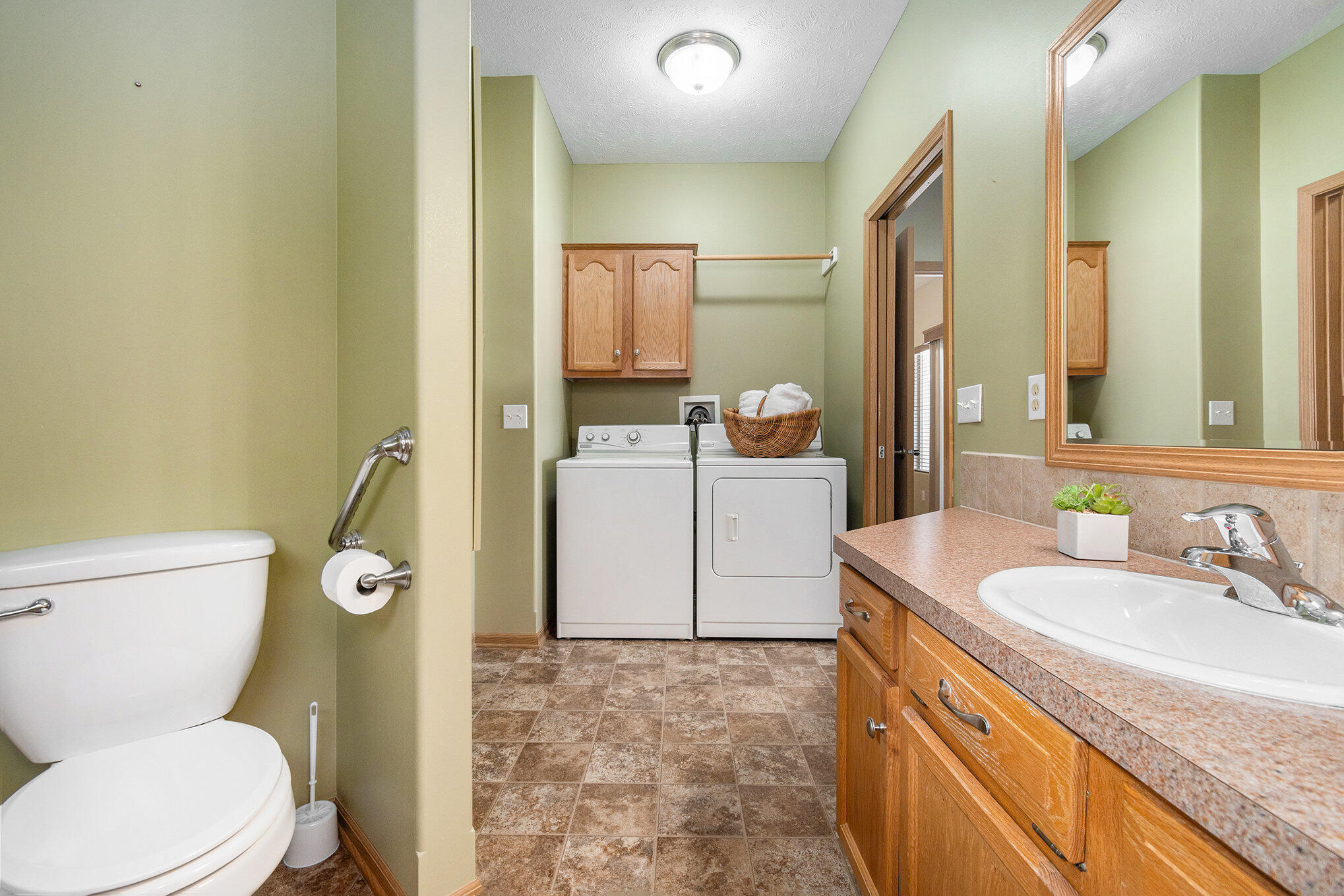 Council Bluffs, Iowa 51503, United States, 2 Bedrooms Bedrooms, ,2 BathroomsBathrooms,Residential,Pending,24182