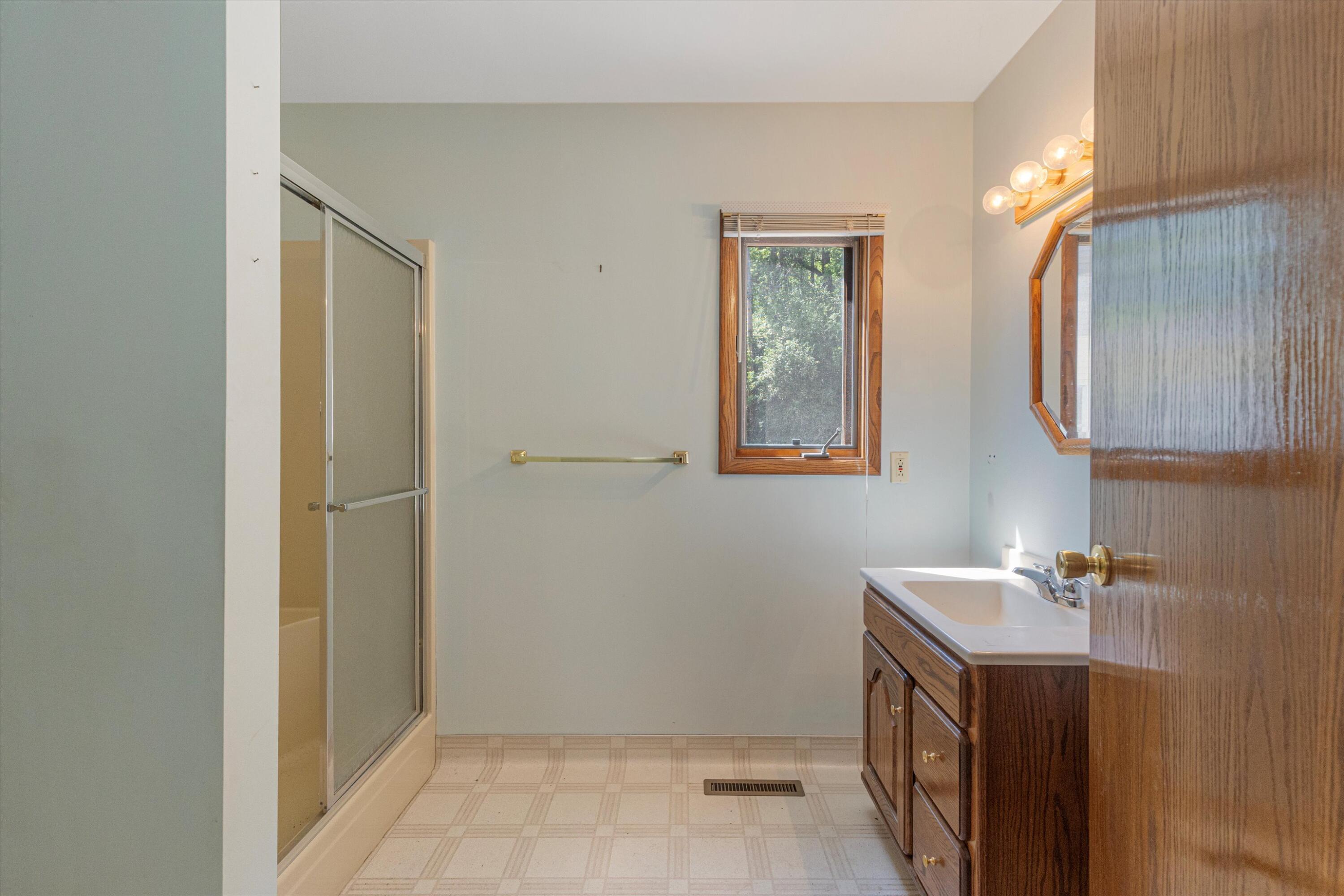 Council Bluffs, Iowa 51503, United States, 3 Bedrooms Bedrooms, ,2 BathroomsBathrooms,Residential,Contingent,131352