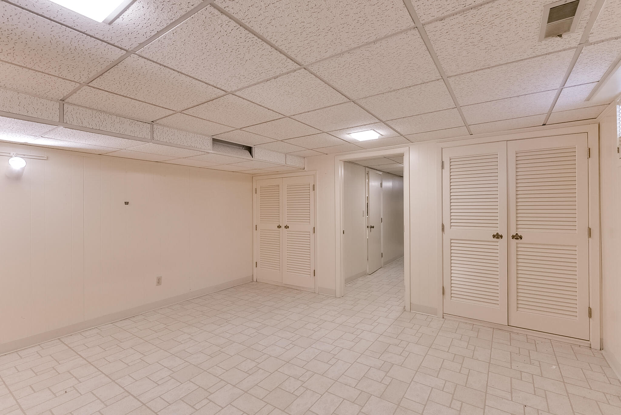 Council Bluffs, Iowa 51503, United States, 3 Bedrooms Bedrooms, ,3 BathroomsBathrooms,Residential,Active,44311