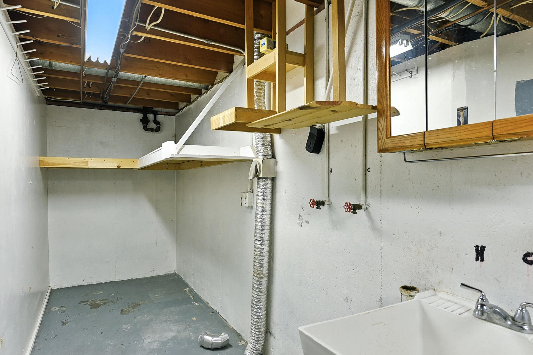 Council Bluffs, Iowa 51503, United States, 3 Bedrooms Bedrooms, ,2 BathroomsBathrooms,Residential,Contingent,185791