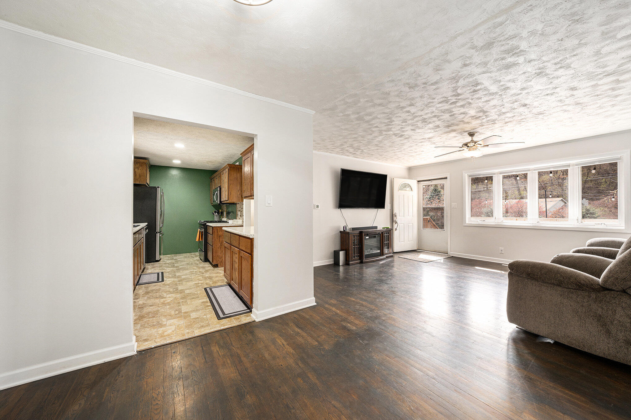 Council Bluffs, Iowa 51503, United States, 3 Bedrooms Bedrooms, ,2 BathroomsBathrooms,Residential,Pending,106999