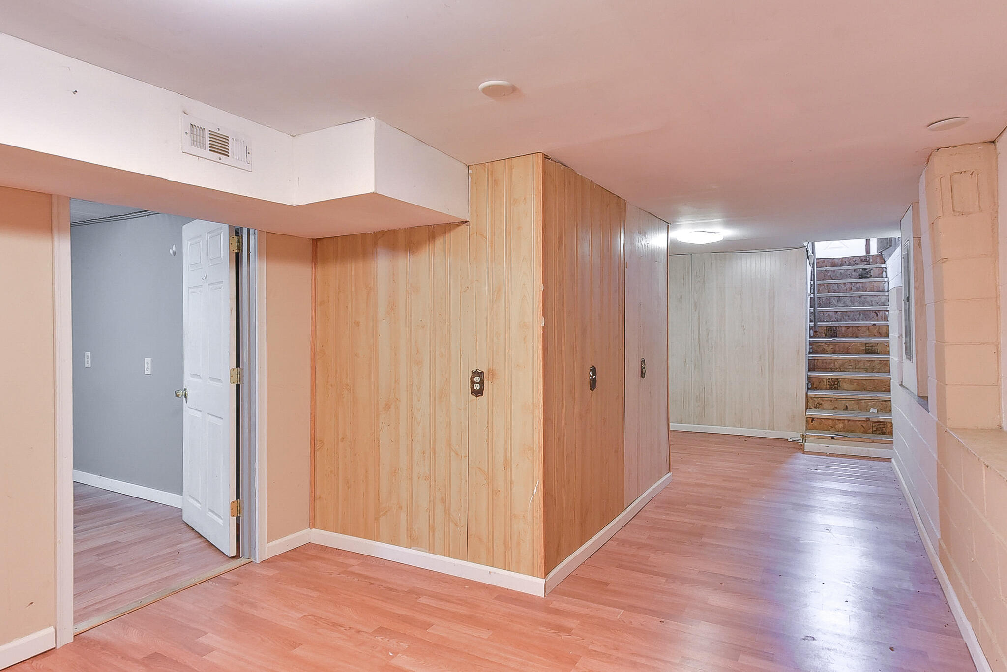 Council Bluffs, Iowa 51501, United States, 2 Bedrooms Bedrooms, ,1 BathroomBathrooms,Residential,Active,236861