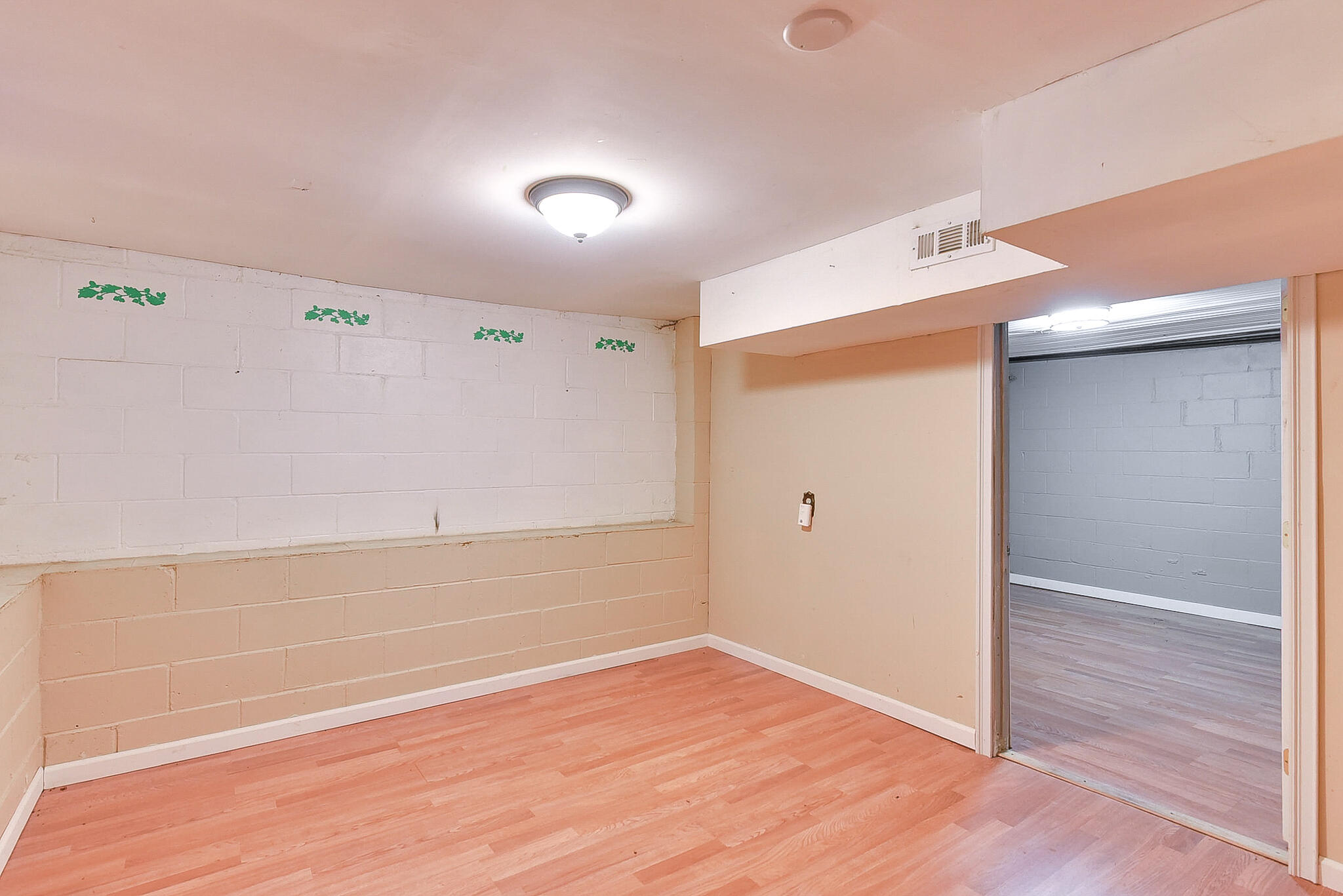 Council Bluffs, Iowa 51501, United States, 2 Bedrooms Bedrooms, ,1 BathroomBathrooms,Residential,Active,236861