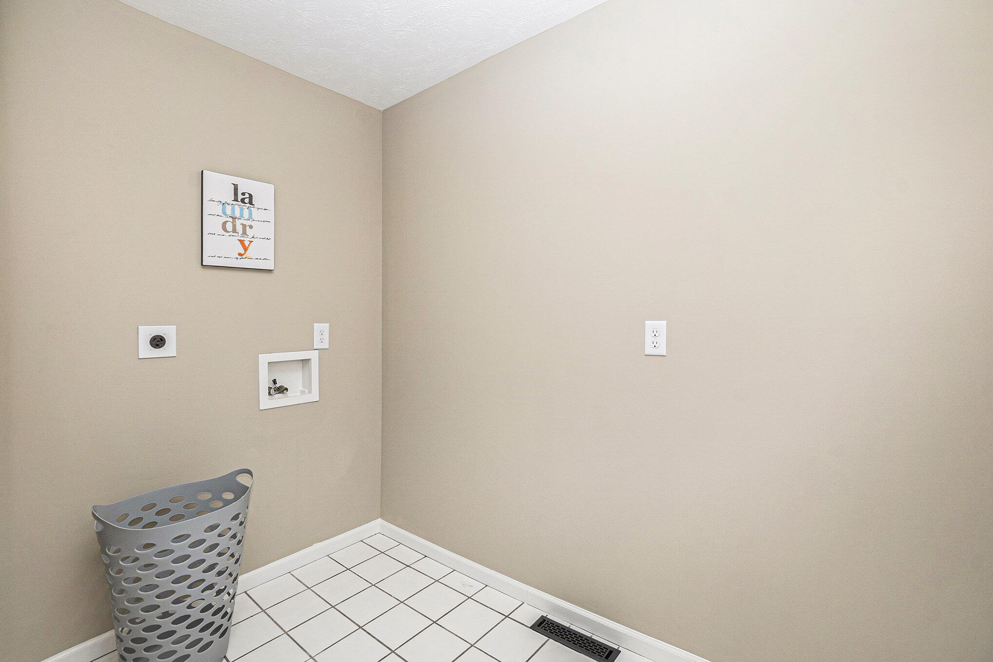 Council Bluffs, Iowa 51501, United States, 3 Bedrooms Bedrooms, ,3 BathroomsBathrooms,Residential,Contingent,213390